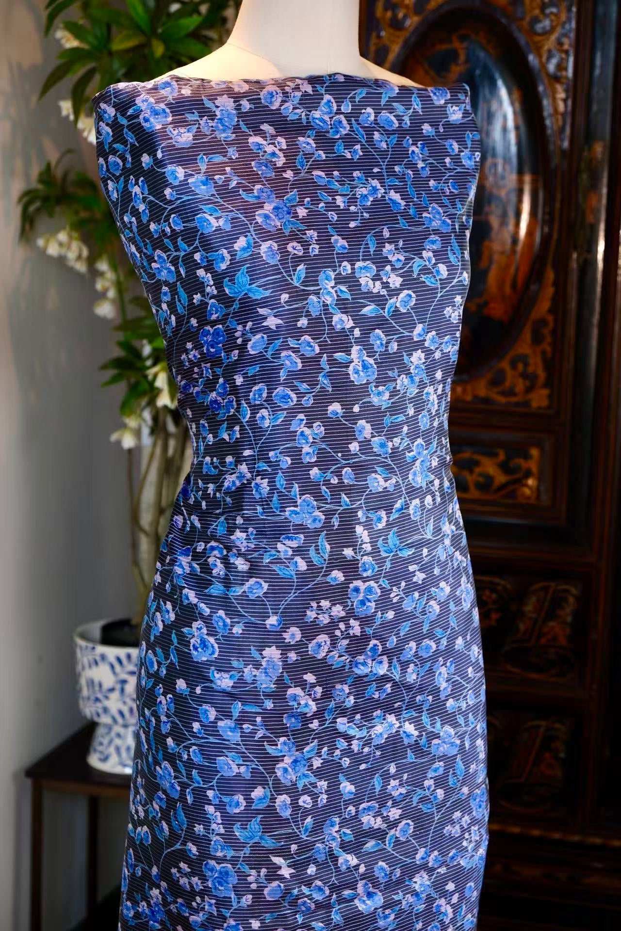 布料名 - 青花流岚：横纹经纬间的重工蓝调碎花写意真丝 | Fabric Name - Azure Mist: Literati Aesthetics and Horizontal-Grain Blue Floral Artisan Silk