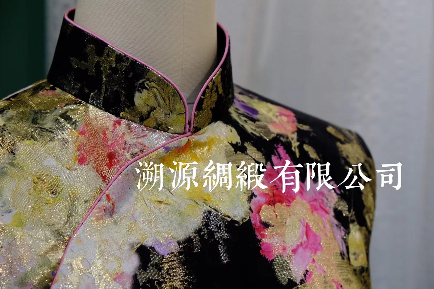 客定结缘 - 暗夜鎏金 · 卡拉瓦乔：Ruffo Coli织金真丝旗袍 | Customized Design - Gilded Midnight · Caravaggio: Ruffo Coli Woven Gold Silk Qipao