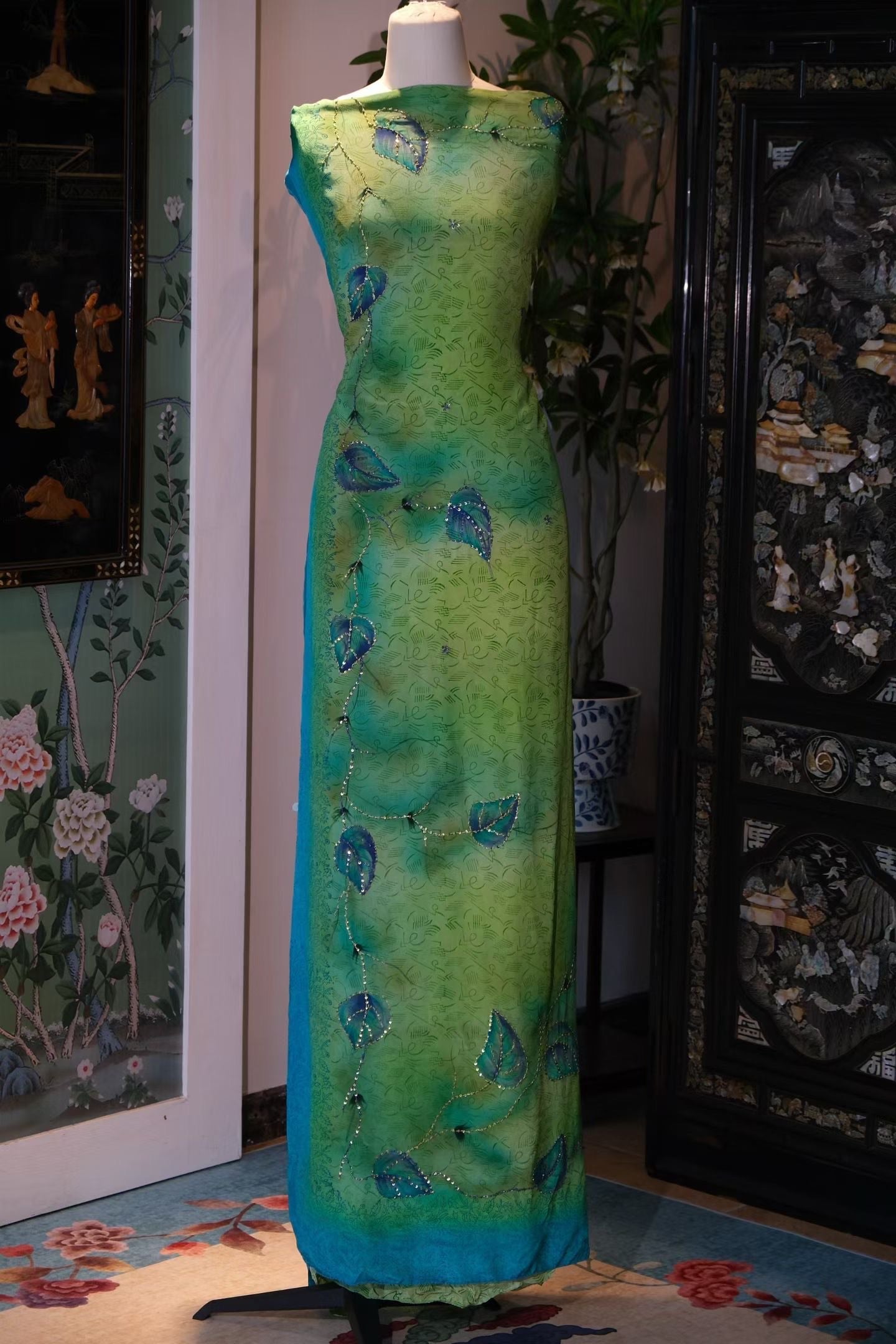 布料名 - 翡翠藤蔓绡 / Fabric Name - Emerald Vine Chiffon