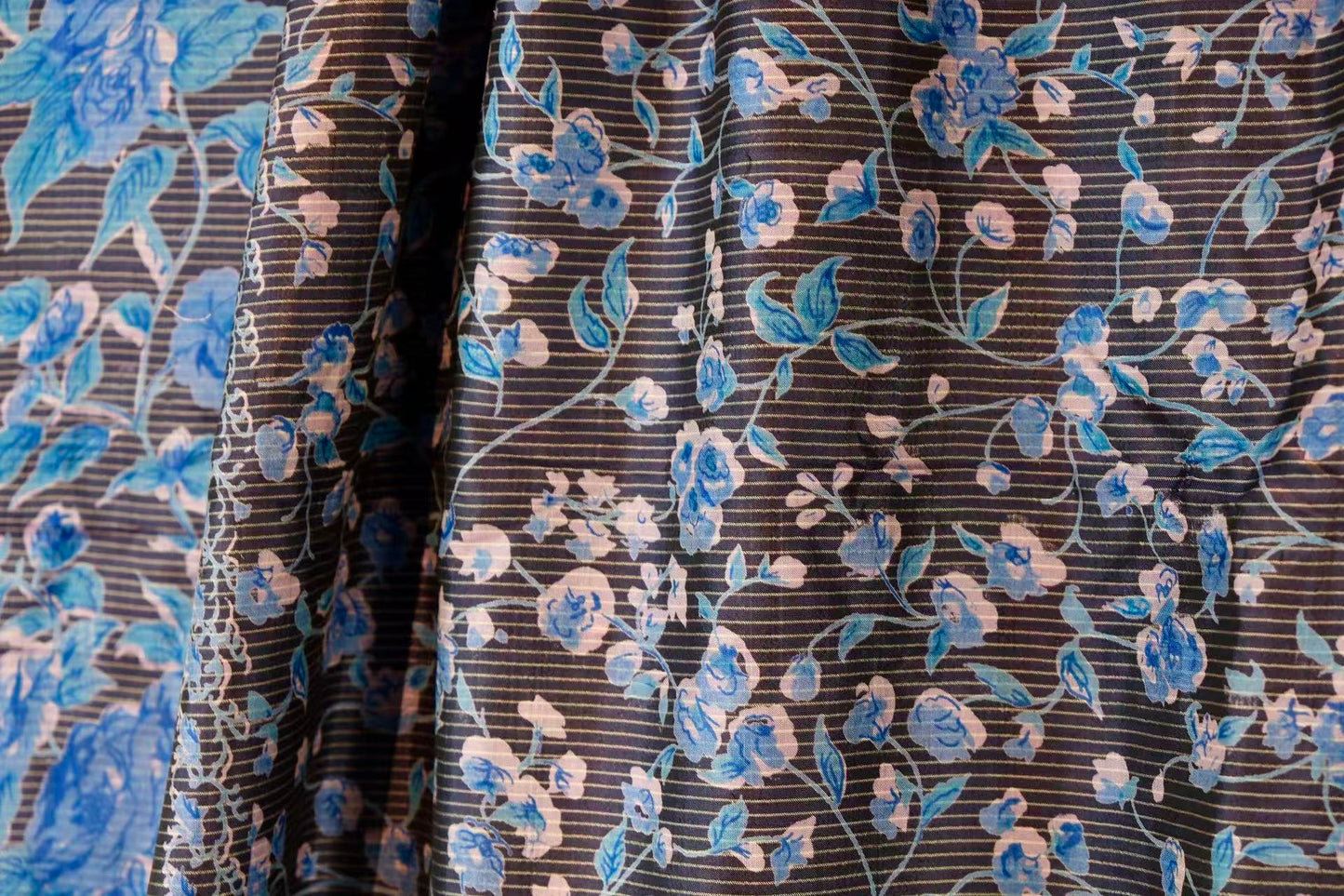 布料名 - 青花流岚：横纹经纬间的重工蓝调碎花写意真丝 | Fabric Name - Azure Mist: Literati Aesthetics and Horizontal-Grain Blue Floral Artisan Silk