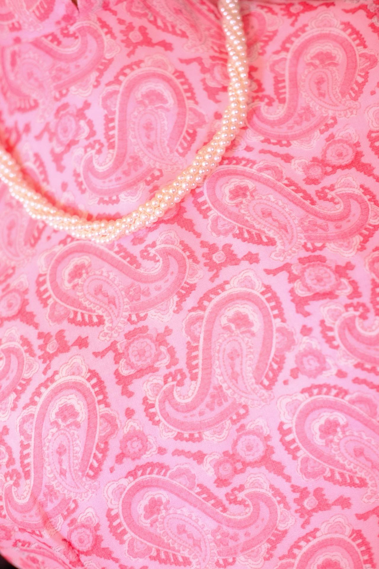 60年代 - 粉色佩斯利：雪纺里的浪漫诗篇 | 1960s - Pink Paisley: A Romantic Poem Rendered on Chiffon