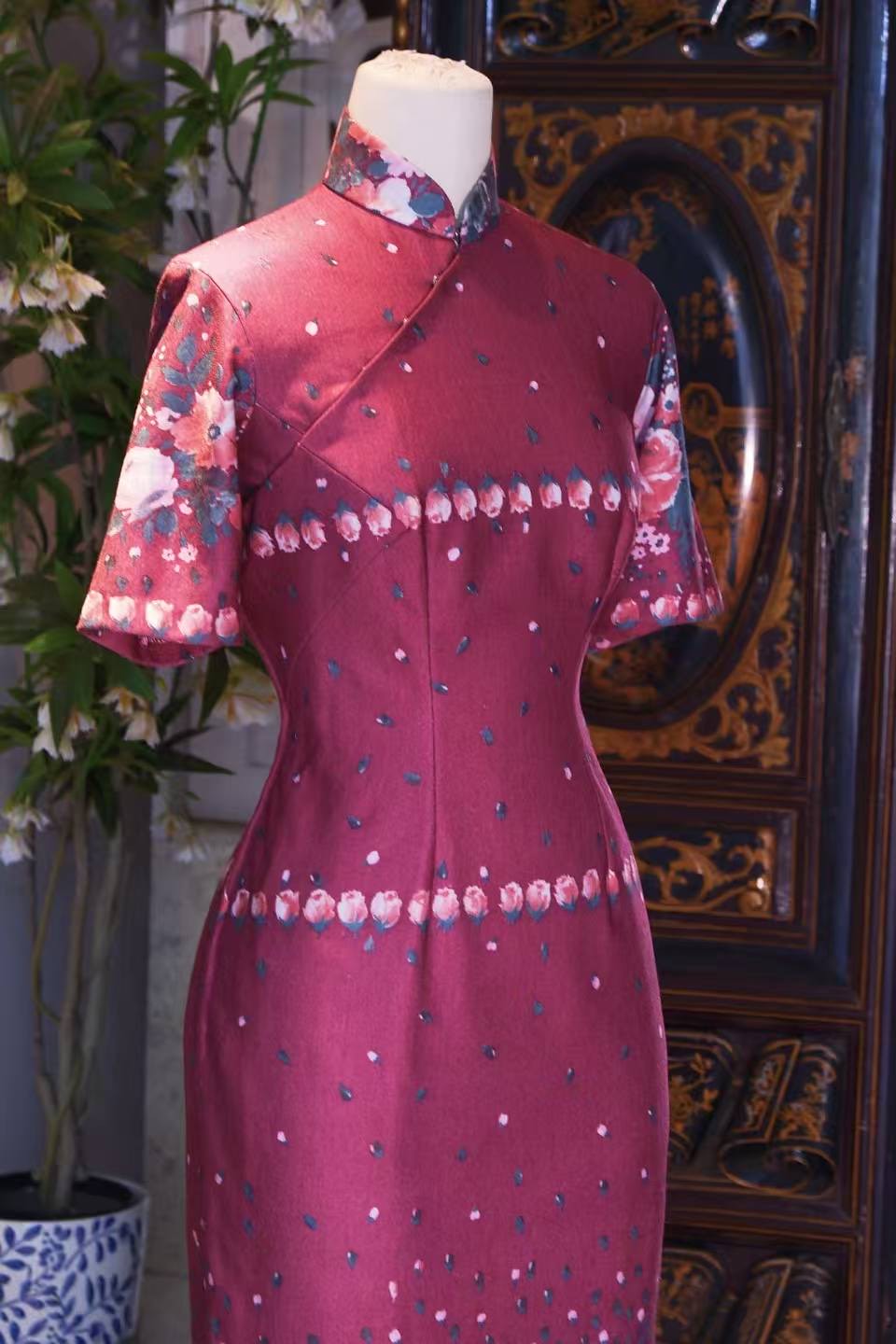 60年代 - 台湾产玫瑰色针织精仿羊毛印花玫瑰古董旗袍 | 1960s - A Vintage 1960s Taiwanese Cheongsam in Rose-Red Knitted Fine Wool with Rose Print