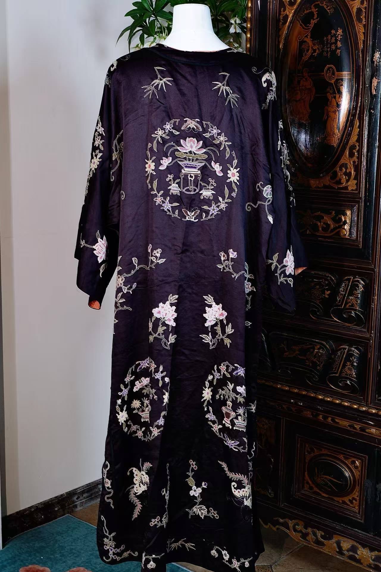 清末民初 -  黑缎打籽绣八团花篮纹氅衣：汉族女性服饰艺术的巅峰之作 | 1910s - Black Satin Surcoat with "Seed Stitch" Eight-Medallion Flower Basket Motif: A Masterpiece of Han Elite Elegance