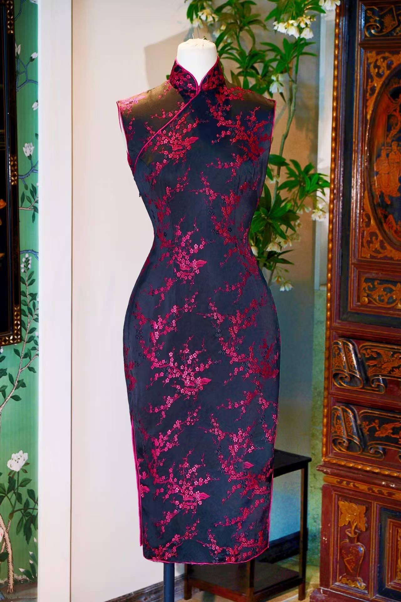 60年代 - 玫红梅花提花织锦缎古董旗袍 | 1960s - A Vintage 1960s Rose-Red Plum Blossom Brocade Jacquard Cheongsam
