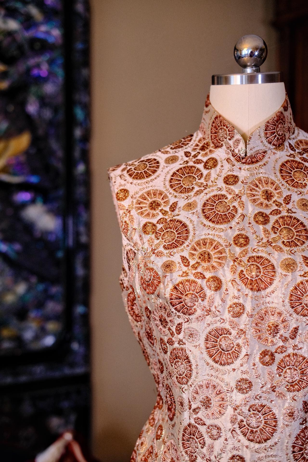 60年代 - 鎏金日冕：当意大利金线织就温哥华的冬日暖阳 | 1960s - Golden Corona: When Italian Metallic Thread Weaves the Winter Sun of Vancouver
