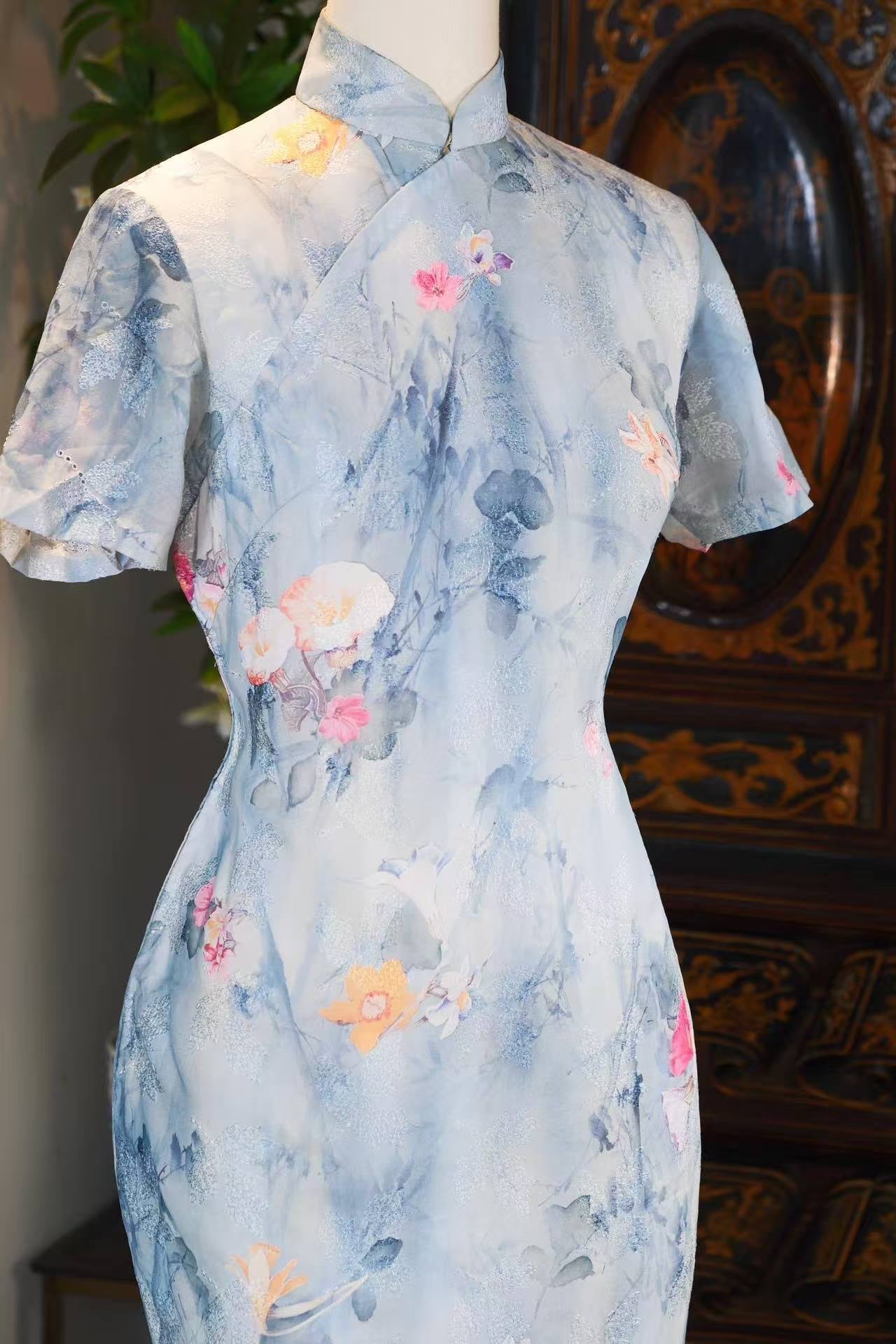 50年代 - 五十年代台湾产天青色水墨机绣蕾丝旗袍 | 1950s - 1950s Taiwan Antique Qipao: Azure Silk with Ink-Wash Aesthetic and Machine-Embroidered Lace