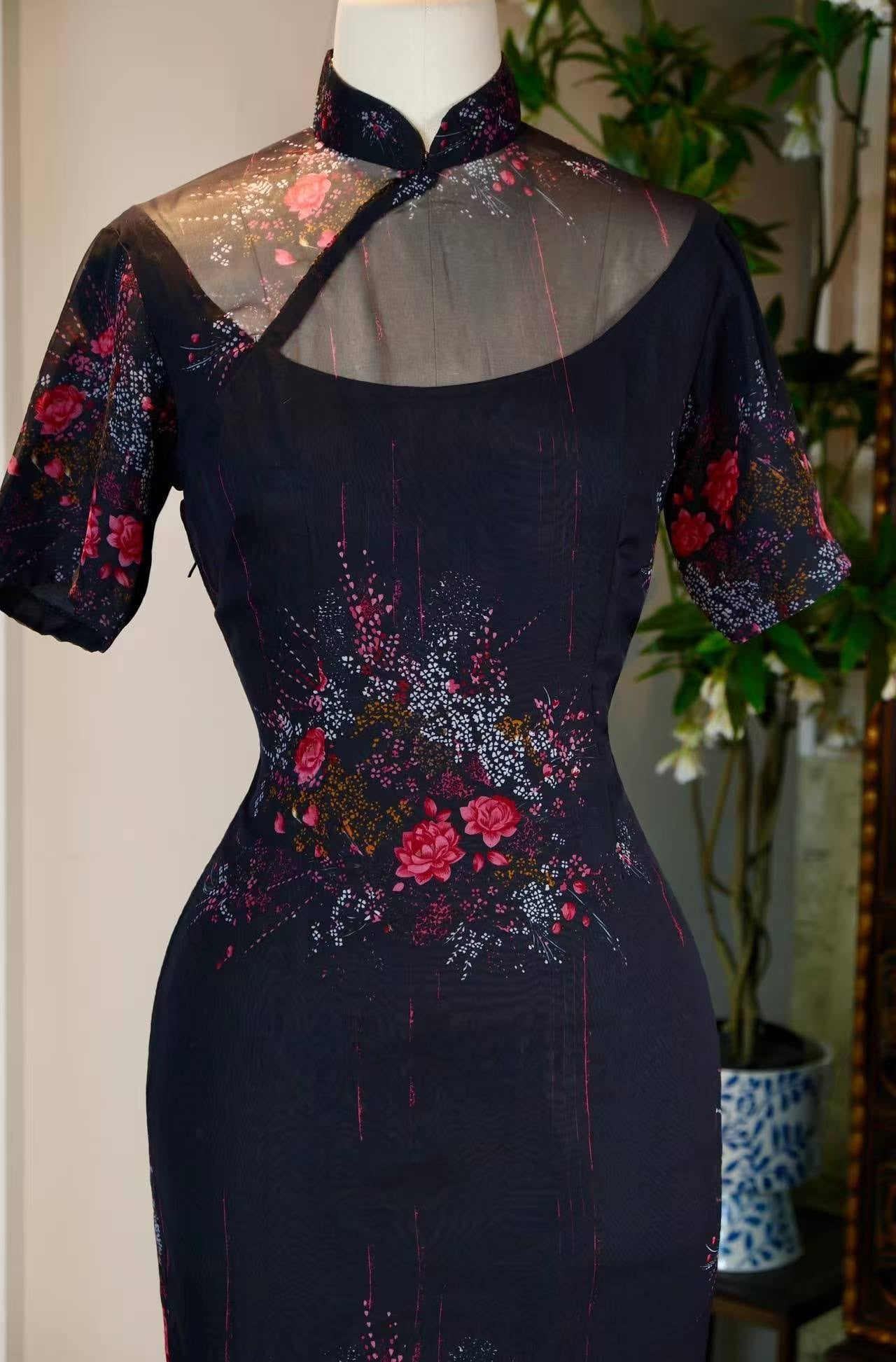 50年代 - 暗夜秘语·五十年代香港产黑底蔷薇印花薄纱镂空挖胸古董旗袍 | 1950s - Dark Night Whispers: A 1950s Hong Kong Vintage Black Tulle Cheongsam with Rose Print and Keyhole Cutout