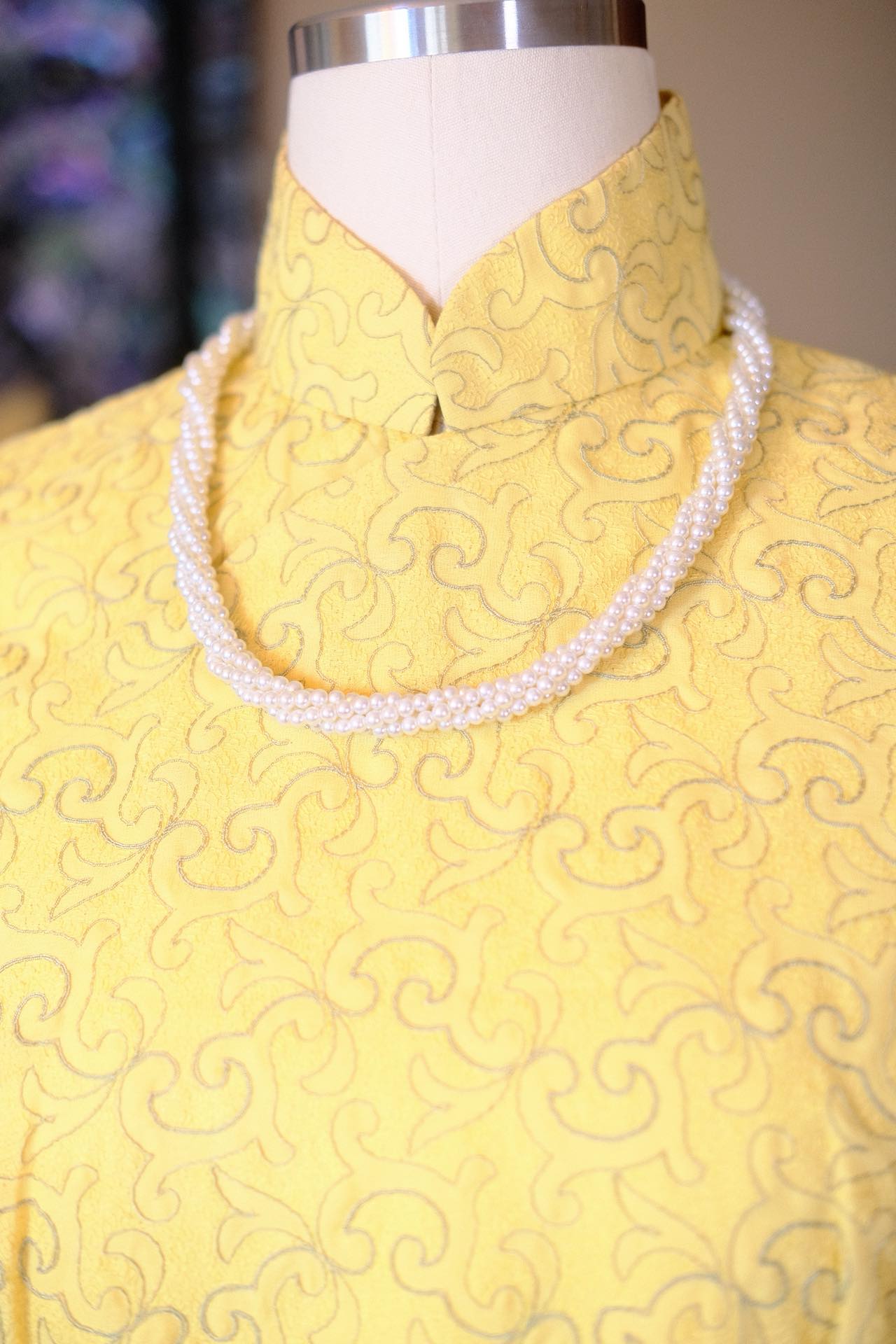 50年代 - 鎏金岁月：云纹刺绣里的东方雅韵 | 1950s - The Gilded Era: Eastern Grace Rendered in Cloud-Embroidered Motifs