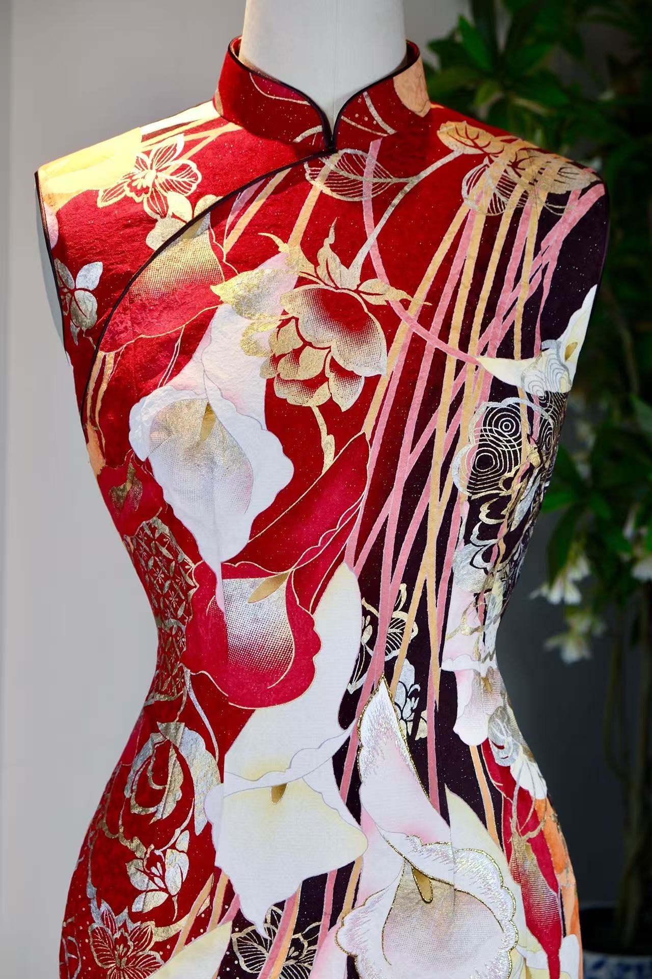 客订结缘 -《繁花入梦 · 映日红妆》 —— 手工重磅真丝·艺术泼彩呼兰手绘旗袍 | Customized Design - "Floral Dream: The Radiant Vermilion" — Bespoke Heavy Silk · Artistic Hand-Painted Calla Lily Qipao