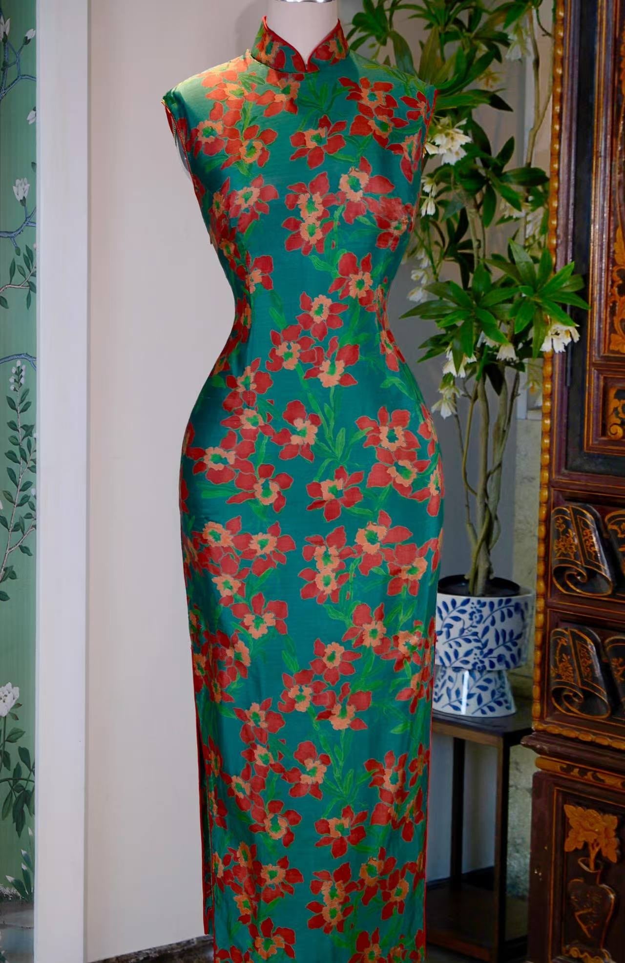 60年代 - 红肥绿瘦·六十年代香港艳丽印花斜纹绸古董旗袍 | 1960s - Red Fleshy, Green Lean: A 1960s Hong Kong Vintage Cheongsam in Vibrant Printed Twill Silk