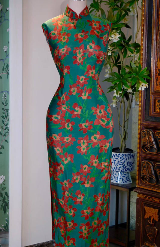 60年代 - 红肥绿瘦·六十年代香港艳丽印花斜纹绸古董旗袍 | 1960s - Red Fleshy, Green Lean: A 1960s Hong Kong Vintage Cheongsam in Vibrant Printed Twill Silk