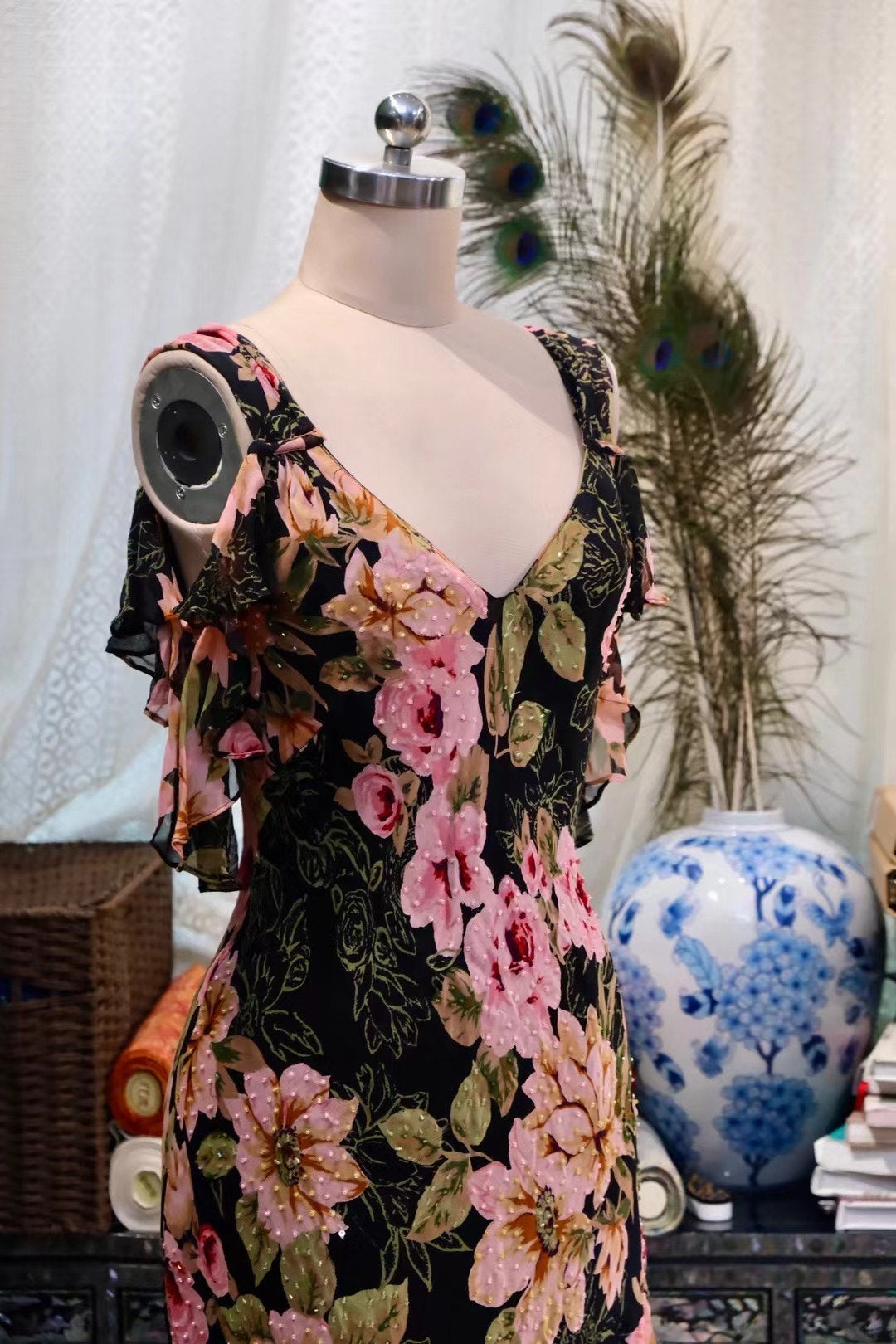 Vintage钉珠礼服： 暗夜花神——斜裁工艺打造黑底粉花露肩长裙 | Vintage Beaded Dress： Goddess of the Dark Bloom — Bias-Cut Black Chiffon Gown with Pink Floral Print and Cold-Shoulder Ruffles