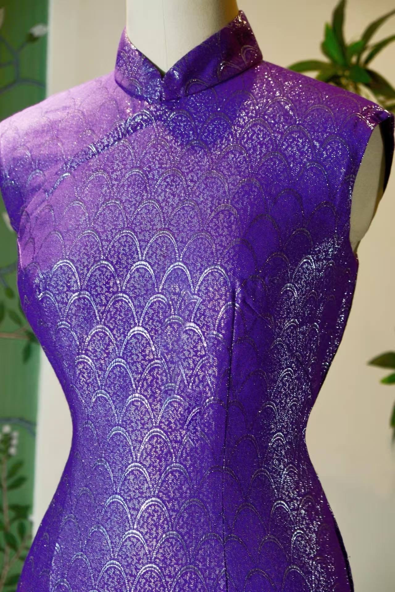 60年代 - 紫气祥瑞·六十年代织银黛紫龙鳞纹高开叉定制旗袍 | 1960s - The Regal Reverie of the Sixties: Custom High-Slit Cheongsam in Deep Mauve Silk, Woven with Auspicious Silver Dragon Scales