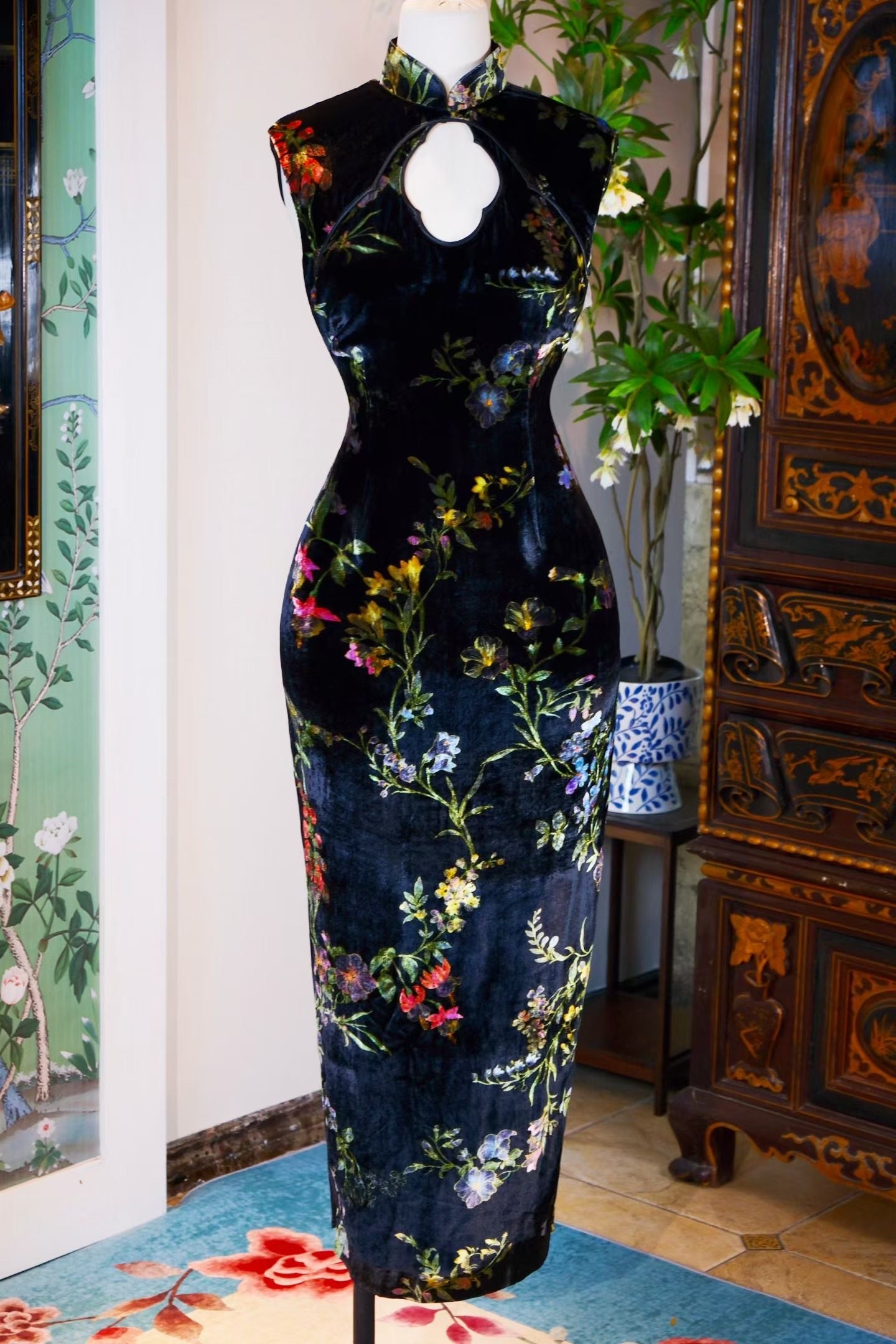 客定结缘 -  《金缕流光·幻境霓裳》：当代先锋艺术视野下的私享高级定制 —— 甄选 Ruffo Coli 顶级真丝天鹅绒，重塑东方神韵| Customized Design - "Golden Glaze · Ethereal Raiment": A Masterpiece of Private Bespoke Under a Vanguard Artistic Vision — Featuring Ruffo Coli Heavy Silk Velvet