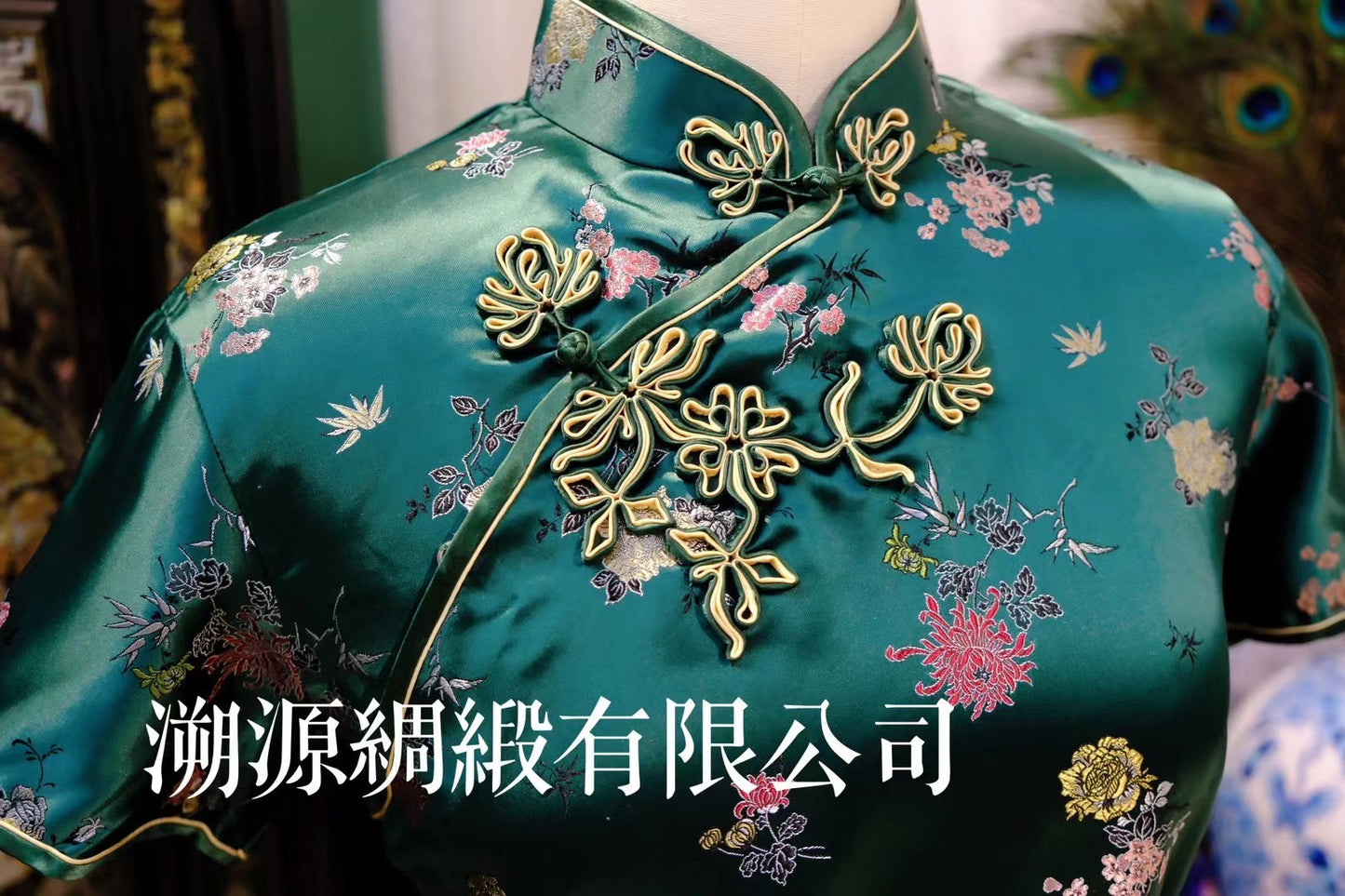 60年代 - 港式墨绿真丝织锦缎 梅兰竹菊团花 嵌丝硬花盘扣收腰中长款古董旗袍：【竹影凝翠】| 1960s - Hong Kong Style Dark Green Silk Brocade Qipao with Plum, Orchid, Bamboo, Chrysanthemum Motif, Hard-Woven Knot Buttons, Fitted Mid-Length Antique Style: "Bamboo Shadow, Jade Green"