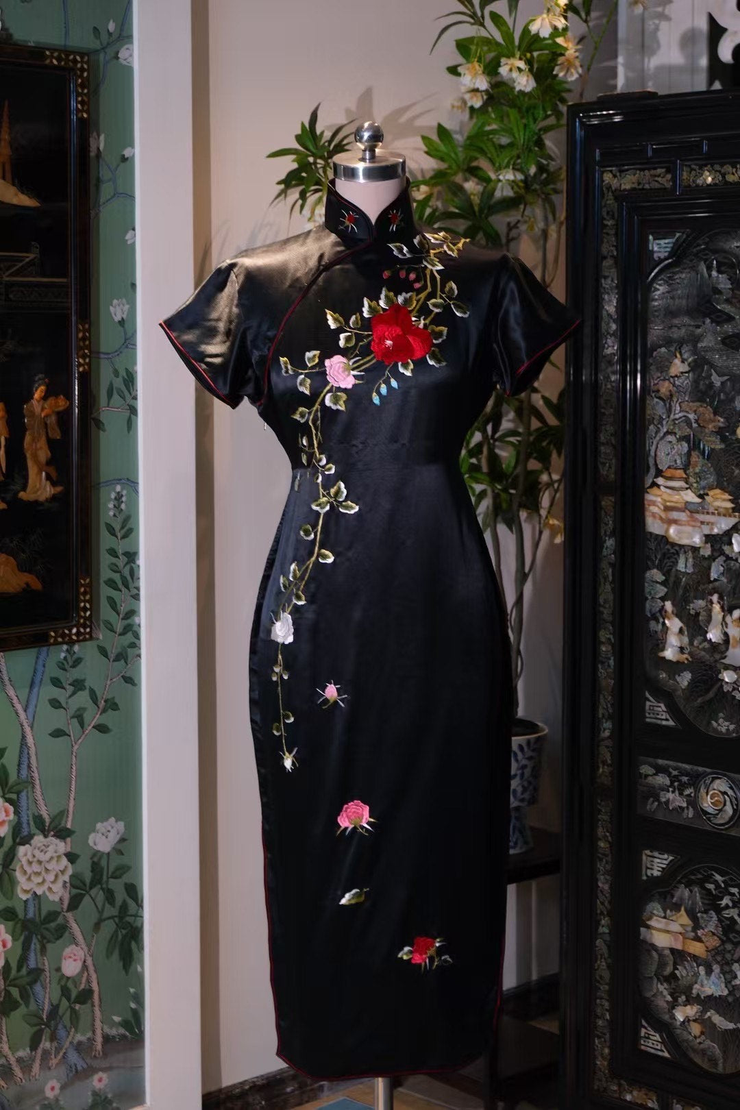 50年代 - 夜色沉沉牡丹娇：暗香疏影绣金华丝绸旗袍 | 1950s - "Moonlit Peony's Grace": The Deep Night Fragrance Embroidered Silk Cheongsam