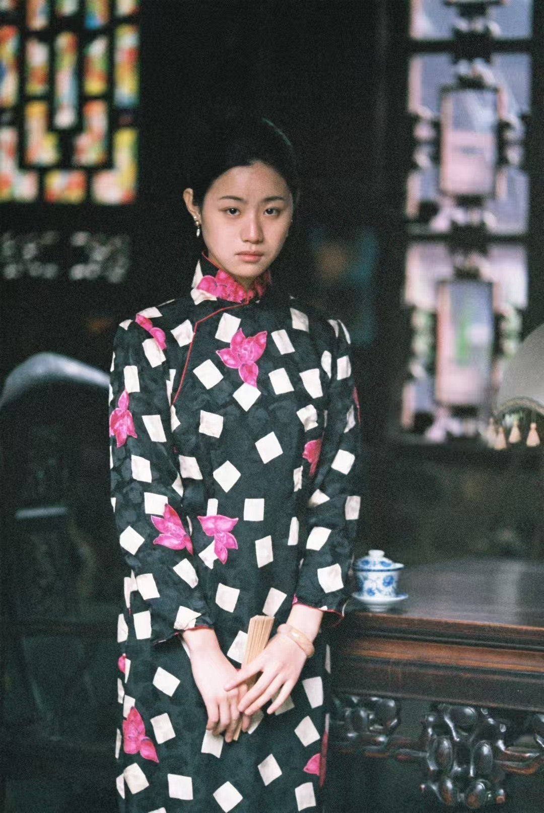 60年代 - 一品红梅映月华・古董港式旗袍・旧时芳华系列 / 1960s - Crimson Plum Blossom Under Moonlight: Vintage Hong Kong Qipao from the "Bygone Elegance" Collection