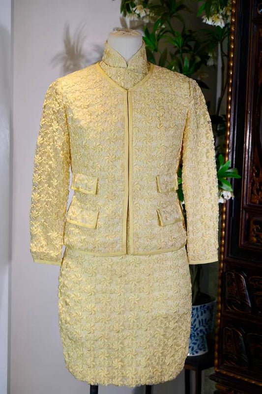 60年代 - 鹅黄凝香，蕾丝织梦：六十年代香港古董旗袍套装的艺术叙事_HL | 1960s - Goose-Yellow Fragrance, Lace-Woven Dreams: The Artistic Narrative of a 1960s Hong Kong Antique Qipao Suit_HL