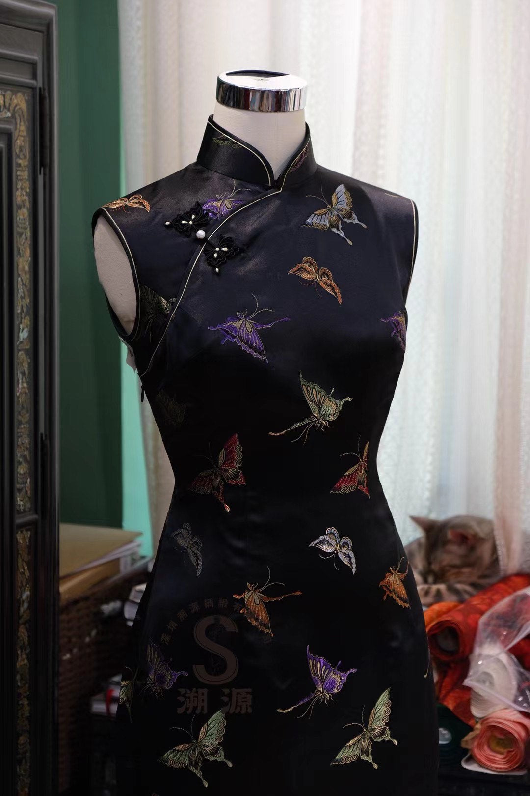 客定结缘 -【Vintage 夜宴霓裳·彩绣蝶舞】珍稀古董料真丝刺绣旗袍 | Customized Design - 【Vintage Midnight Banquet · Embroidered Butterfly Dance】Rare Antique Fabric Silk Qipao