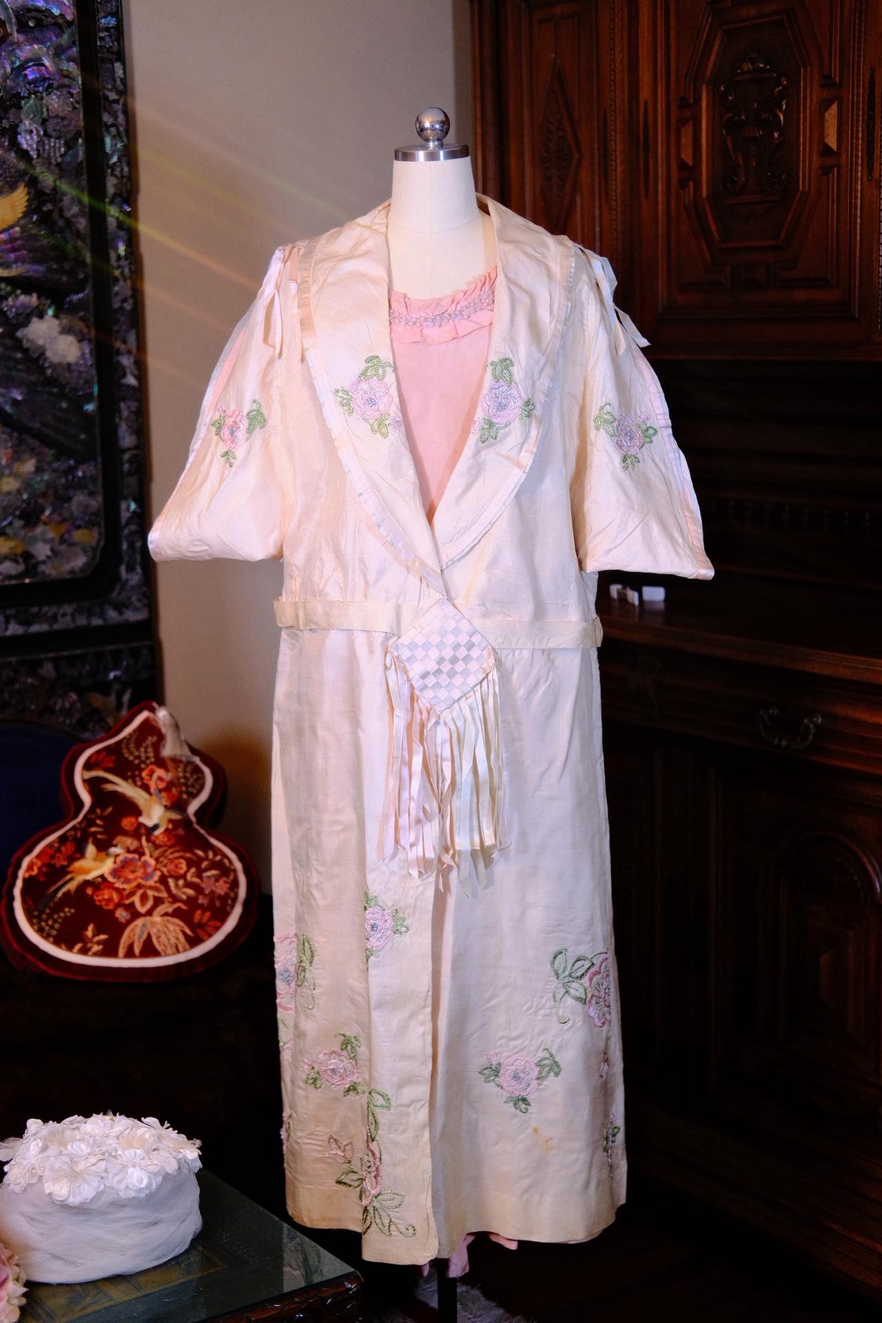 花间晨露：民国廿年浅粉双宫真丝刺绣晨袍 | Morning Dew Among Flowers: A Republic of China Year 20 (1930s) Pale Pink Shantung Silk Embroidered Morning Gown