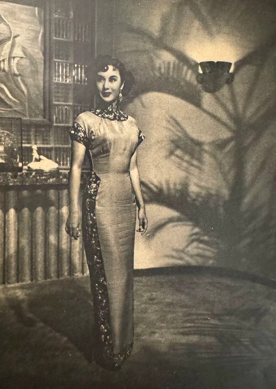 50年代 - 墨色莊重・彩色蘇繡・絲絨寬绲・立體三角腰精品老旗袍 / 1950s - Solemn Ink - Vibrant Suzhou Embroidery - Wide Velvet Trim - Structured Triangle Waist Antique Qipao