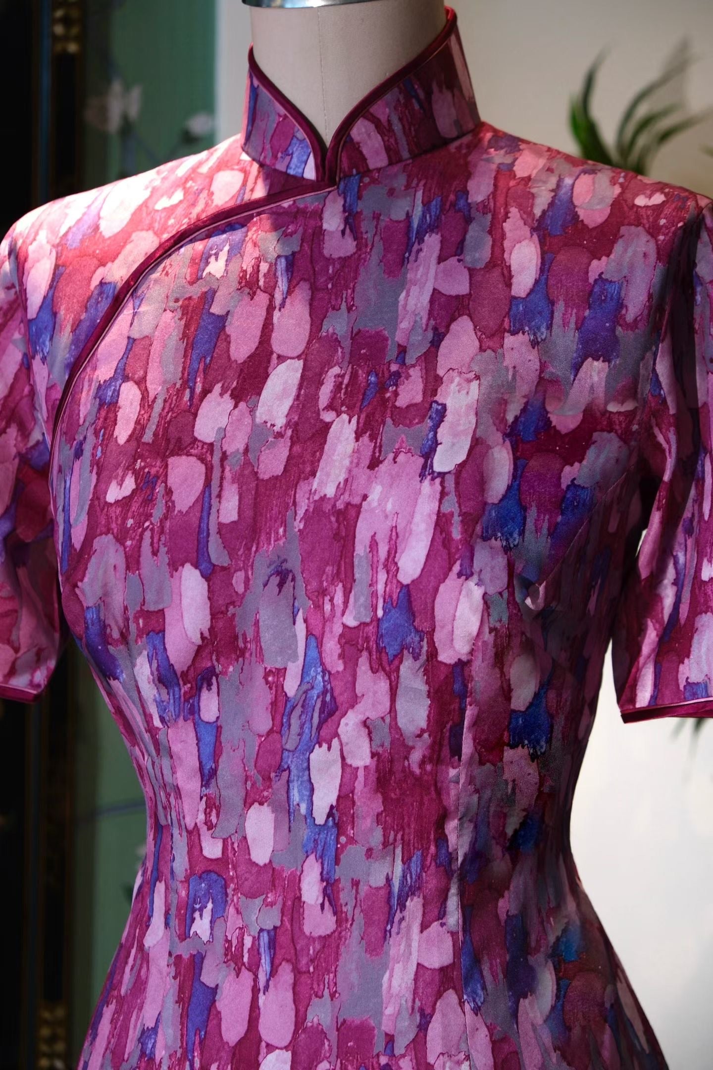 50年代 - 「抽象表现」：一九五零年代抽象油画风格古董港式旗袍，流动的现代艺术画布 / 1950s - "Abstract Expression": A 1950s Hong Kong Vintage Qipao in Abstract Oil Painting Style, A Canvas of Modern Art