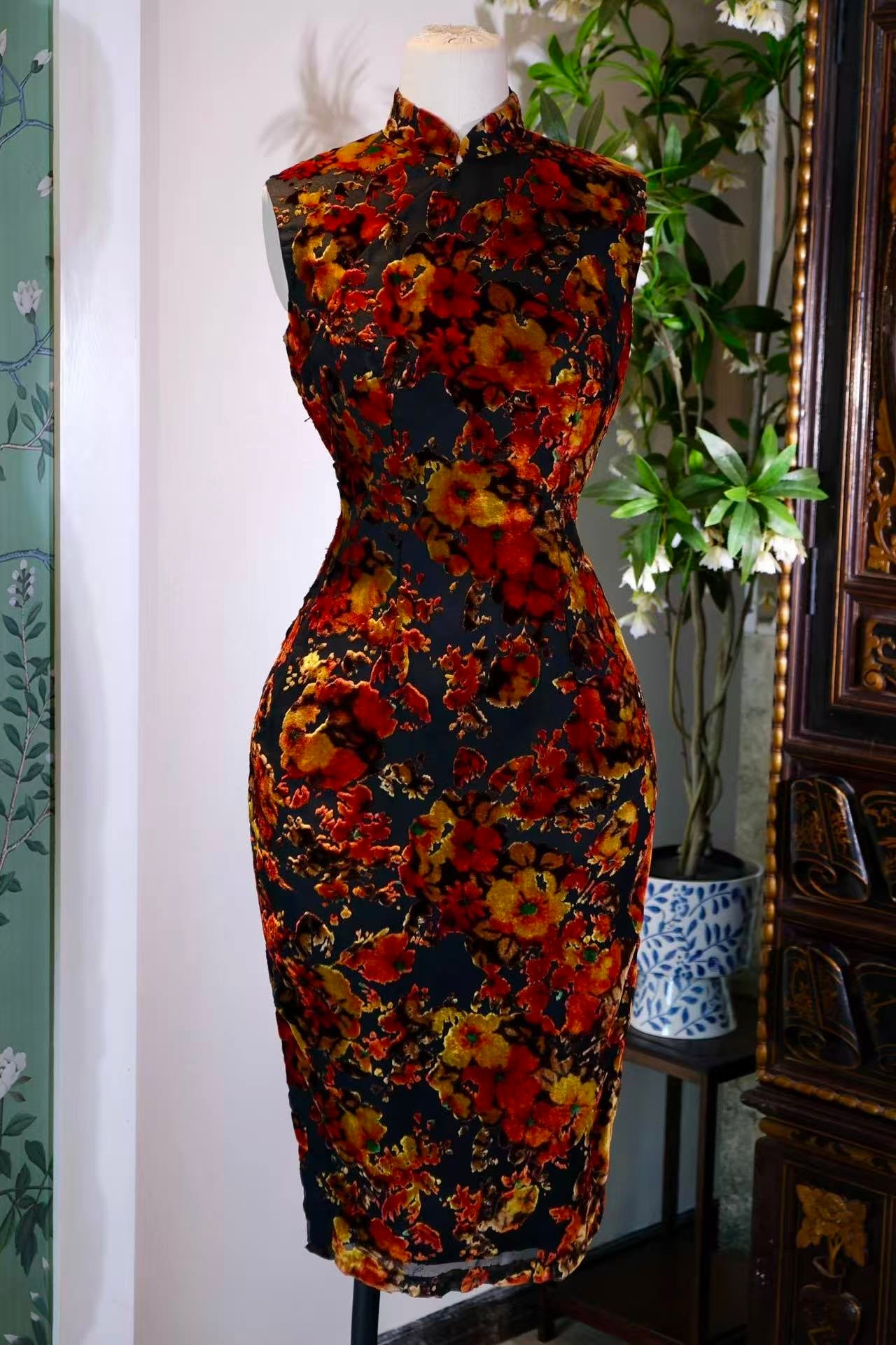 60年代 - 六十年代烧花丝绒手绘晕染古董旗袍 | 1960s - A Burn-Out Velvet Dream: A 1960s Hand-Painted Ombre Antique Qipao