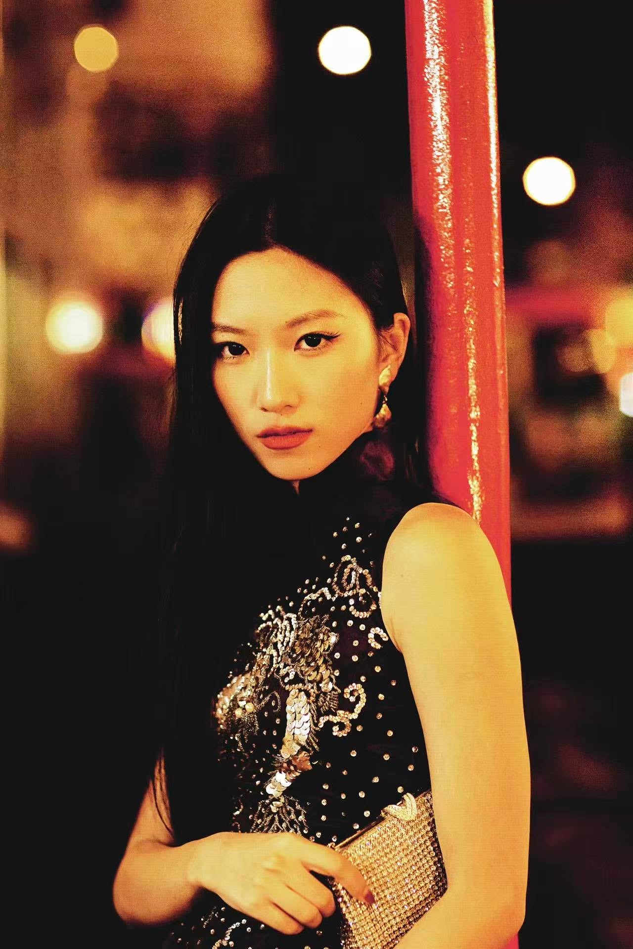 60年代 - 夜霓虹·黑缎银珠潮绣龙凤呈祥古董旗袍 | 1960s - Neon Night: Vintage Cheongsam in Black Satin with Silver Pearl Chao Embroidery of the Dragon & Phoenix