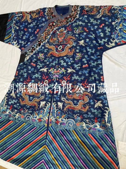 清代 -《海宇清宁·九龙朝天》：清代原品御制盘金绣吉服袍——集锦绣与皇权于一身的传世华章 | Qing Dynasty - "Peace Over the Seas and Lands · Nine Dragons Facing Heaven": Original Qing Dynasty Imperial Gold Couching Jifu Robe — A Generational Masterpiece Combining Embroidery and Imperial Authority