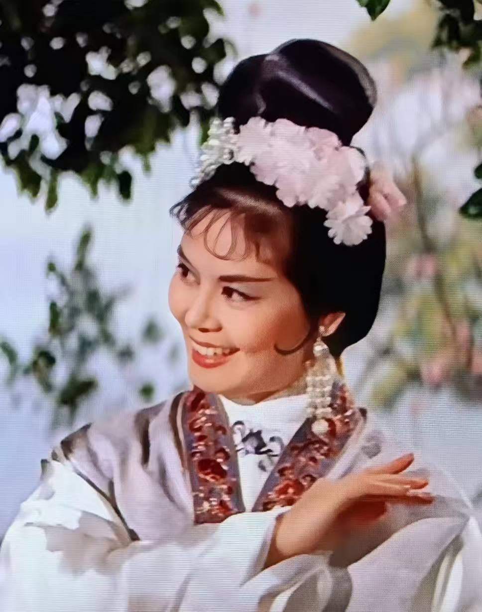 “金莲映月 · 邵氏遗珠” —— 六十年代宝蓝盘金绣莲蕾丝古董戏服 | "Gilded Lotus over Azure Seas" —— A 1960s Shaw Brothers Studio Archive: Bespoke Couching Embroidery & Lace Costume