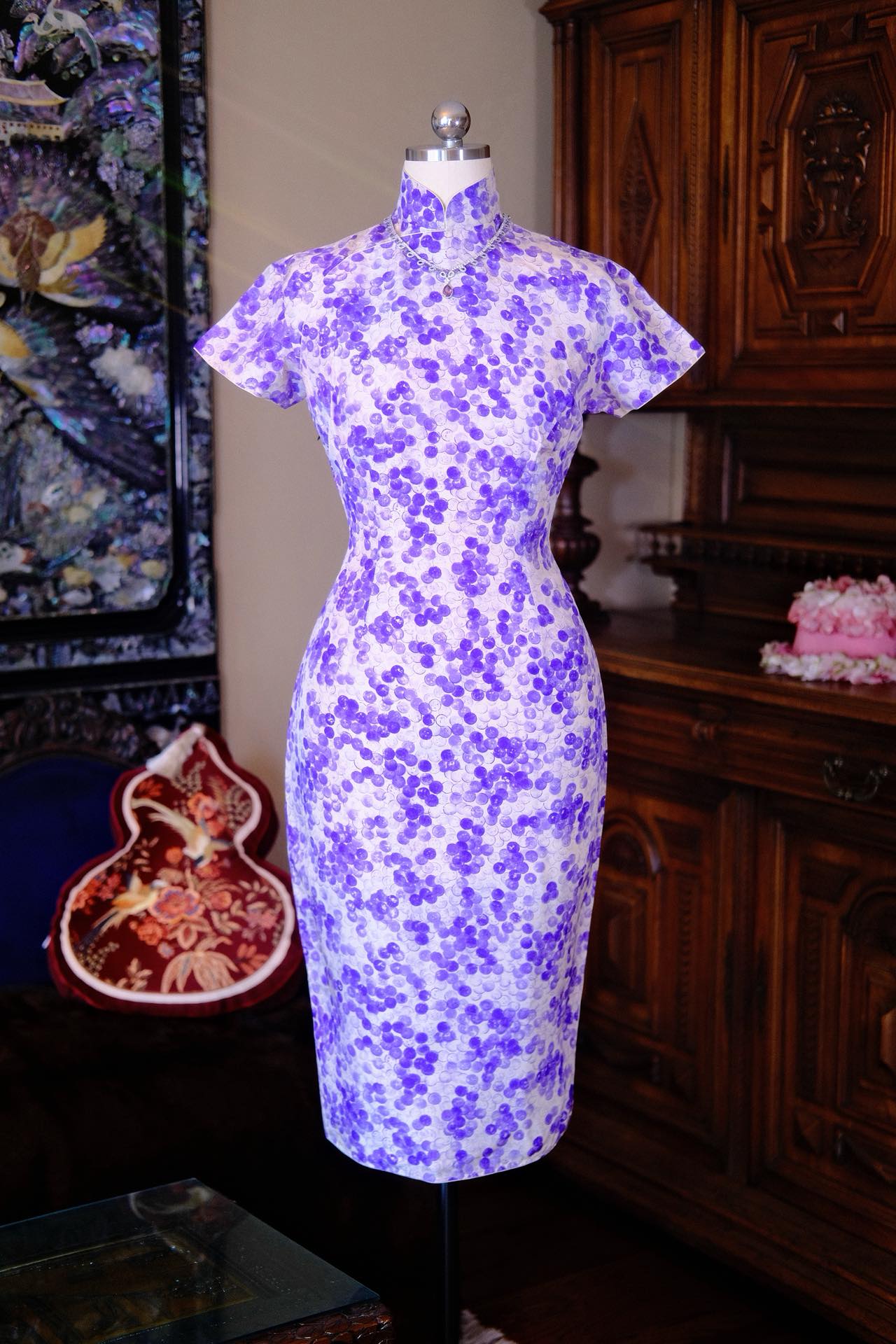 50年代 - 紫雾花影：真丝上的浪漫诗行 | 1950s - Purple Mist and Floral Shadows: A Romantic Poem Rendered on Fine Silk