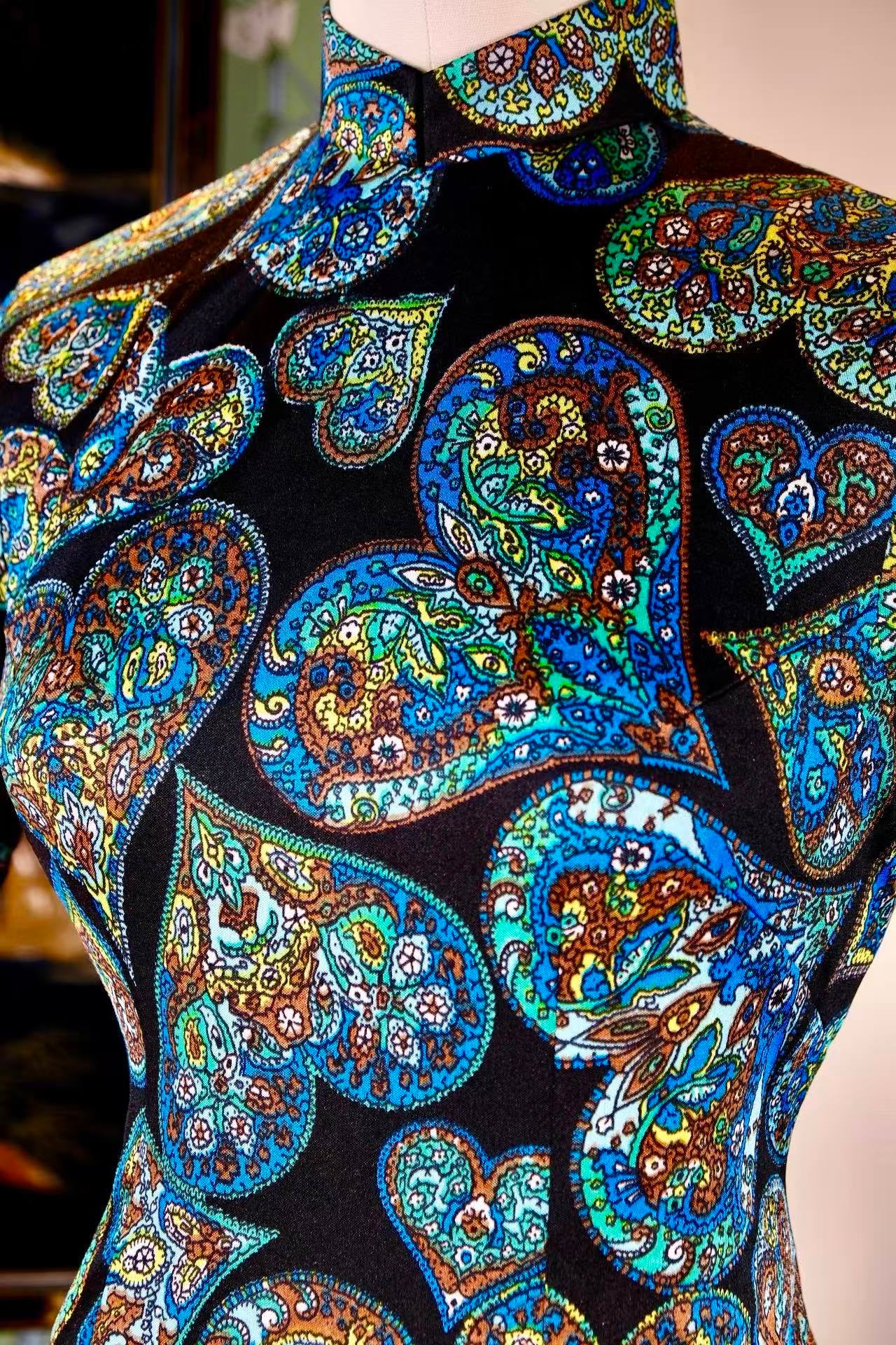 60年代 - 香江绮梦：手绘佩斯利纹古董旗袍 | 1960s - A Fragrant River Dream: Hand-Painted Paisley Antique Qipao