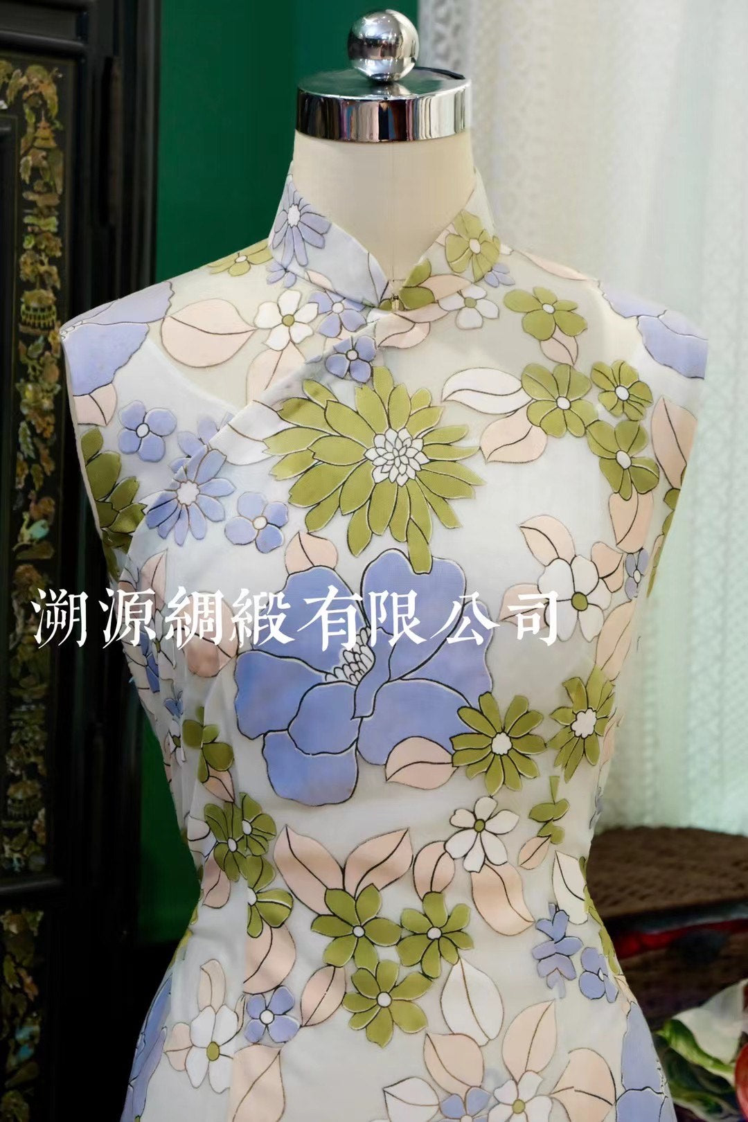 60年代 - 摩登珍藏：小清新麻纱挖胸无袖长款港袍（蓝绿色柔和花卉）| 1960s - Vintage Collection: Soft Pastel Floral Organza/Gauze Sleeveless Qipao (Mod Sheath Design)