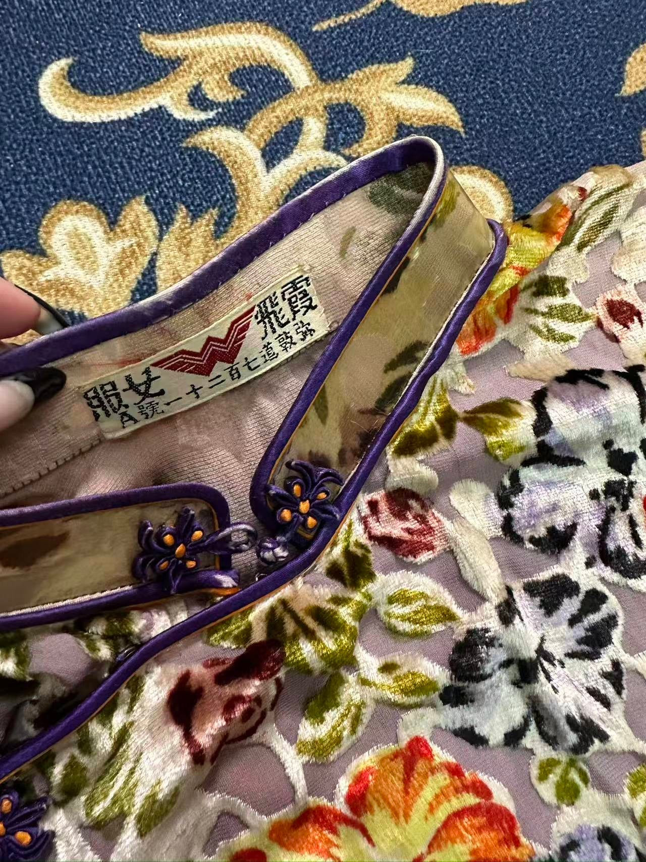 40年代 - 1940年代海派名店“霞飞女服”出品：藕色地烧花丝绒牵牛花纹印花旗袍（张信哲先生珍藏）| 1940s -  A 1940s Haipai Masterpiece by Avenue Joffre Ladies' Wear：Devoré Velvet Qipao with Morning Glory Print (The Jeff Chang Collection)