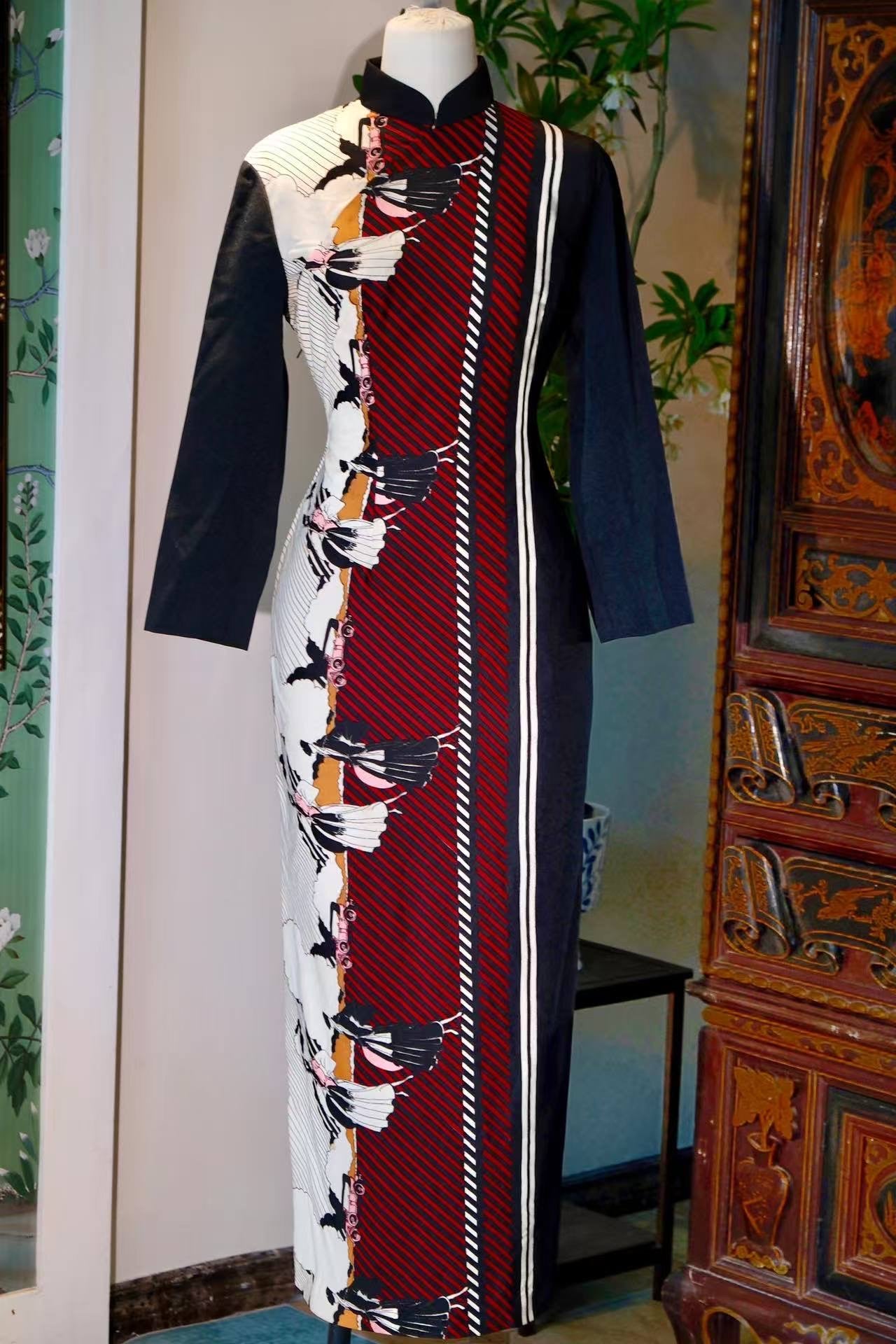 60年代 - 几何韵律·红黑斜纹双裙小姐台湾古董旗袍 | 1960s - Geometric Rhythm: Vintage Taiwanese Cheongsam with Red-Black Diagonal Stripes and "Two-Skirted Lady" Motif