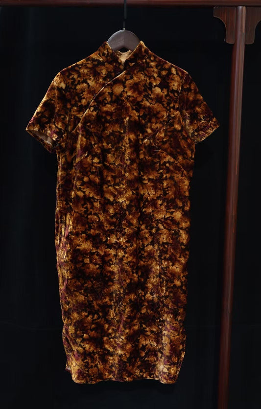 60年代 -【秋日密语 • 金棕扎染花卉丝绒短袖中款古董旗袍】| 1960s - “Autumn Whisper” - Mid-Length Antique Qipao in Gold-Brown Tie-Dye Floral Velvet with Short Sleeves.