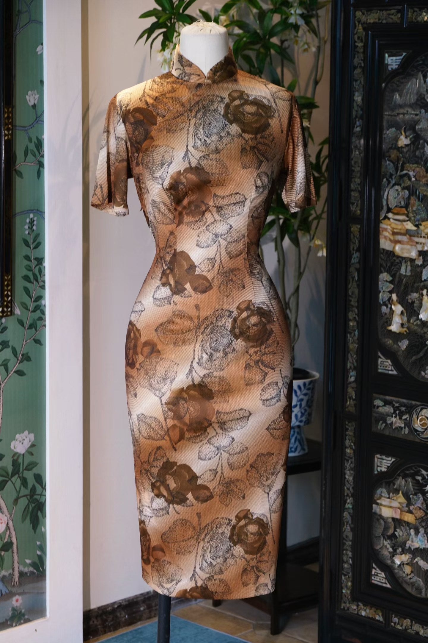 60年代 - 时光邮票・美拉德干枯玫瑰・波普底纹古董港式旗袍 / 1960s - Sepia Bloom: Burnt Orange & Dried Rose Print Vintage Hong Kong Qipao with Pop Art Ground