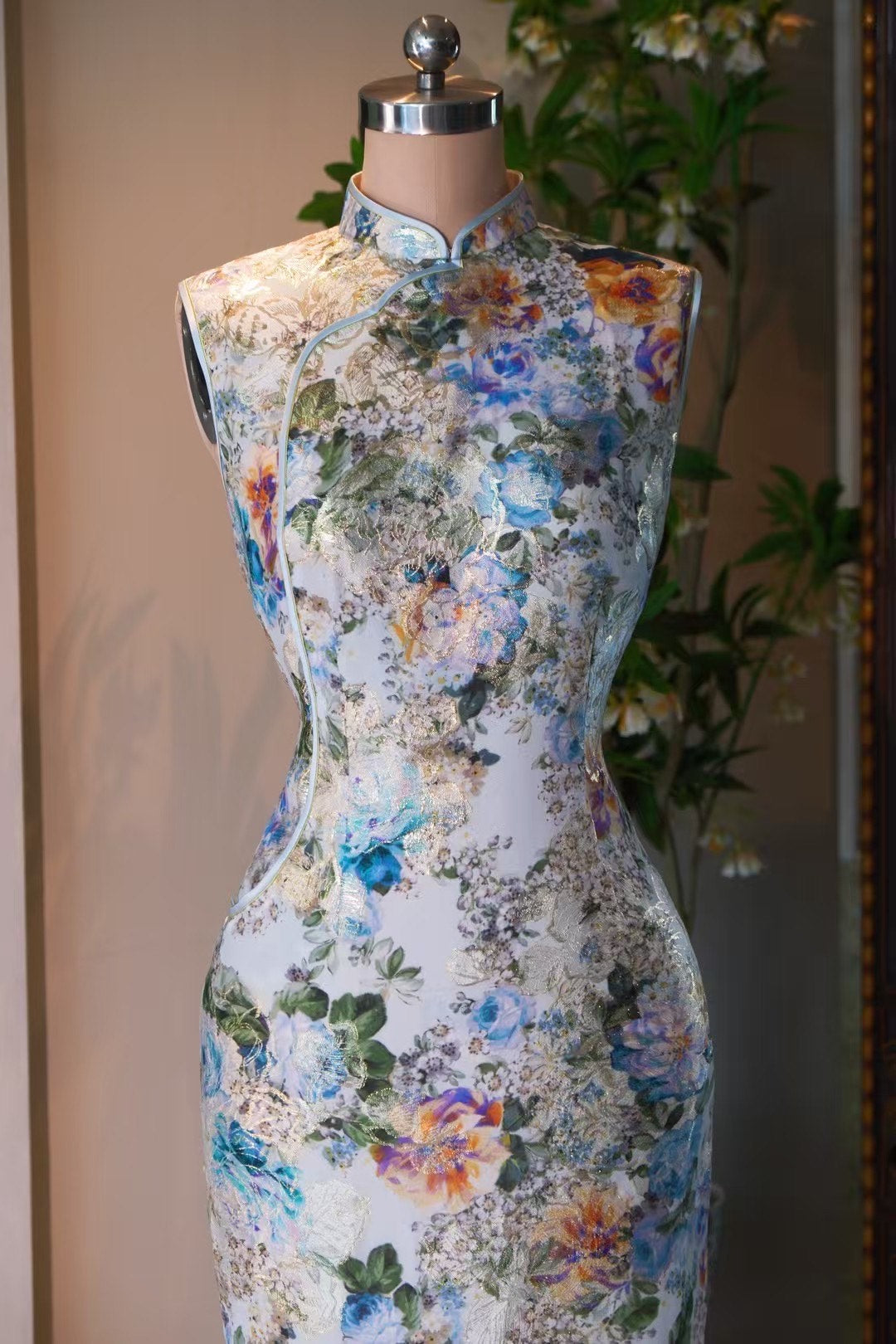 客定结缘 - Ruffo coli 织金莫奈：印象派光影无袖旗袍 |  Customized Design - Ruffo coli Woven Gold: Impressionist Light & Shadow Sleeveless Qipao