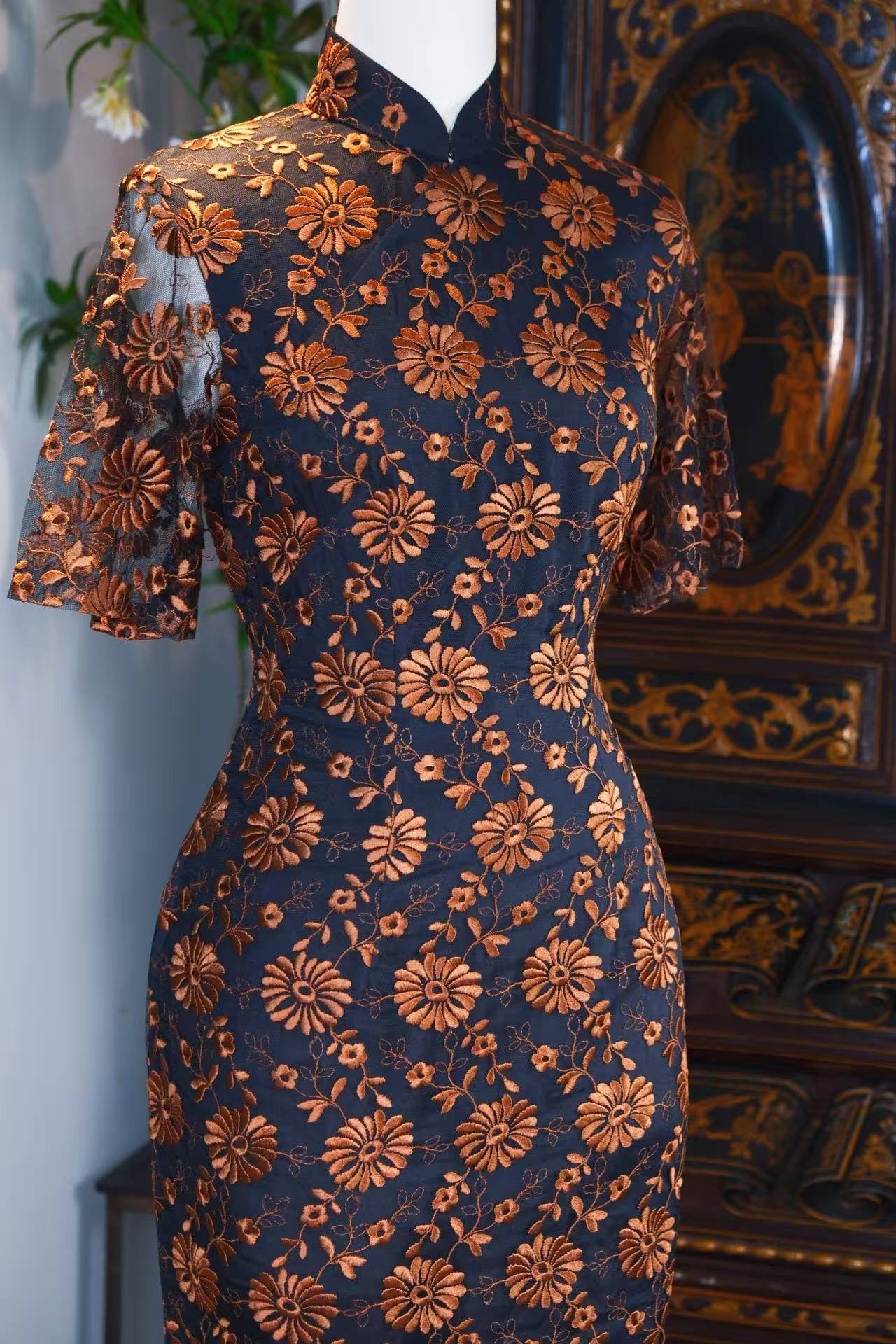 60年代 - 鎏金藤蔓·1960年代台湾产墨色蕾丝铜棕浮雕刺绣工艺古董旗袍 | 1960s - Burnished Vines: A 1960s Taiwan Vintage Ink-Black Lace Cheongsam with Copper-Brown Relief Embroidery