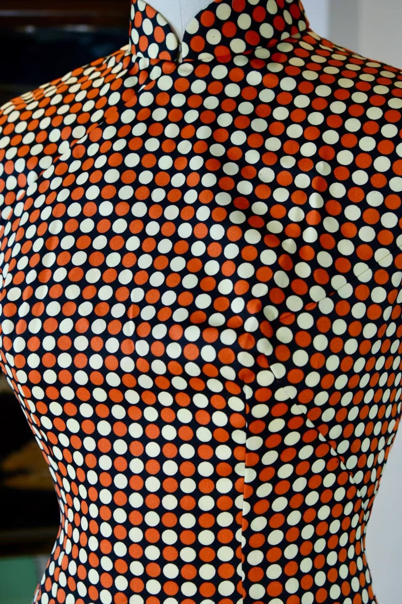 60年代 - 墨底三色波点旗袍：六十年代波普狂想曲 | 1960s - Ink-Black Polka Dot Qipao: A 1960s Pop Art Rhapsody