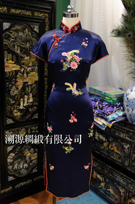 50年代 - 港式藏蓝真丝 手工苏绣凤穿牡丹 橘红双滚边 填芯硬花盘扣 古董旗袍：【凤舞蝶衣】| 1950s - Hong Kong Style Dark Blue Silk, Hand-Embroidered Su Embroidery Phoenix & Peony, Orange-Red Double Piping, Inlaid Floral Knot Buttons (Antique): "Phoenix Dance, Butterfly Garment"