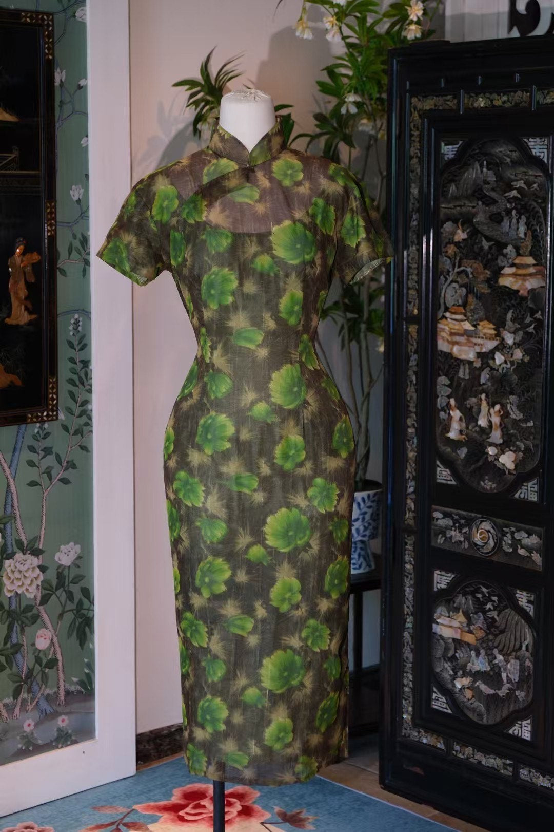 60年代 -《新加坡国立博物馆典藏·幽梦深潭·诗意捕捉》—— 幽邃墨绿薄纱，朦胧透视短袖旗袍 | 1960s - "National Museum of Singapore Heritage · Ethereal Deep Pool · Poetic Capture" — The Sheer, Short-Sleeved Cheongsam of Deep Emerald Silk