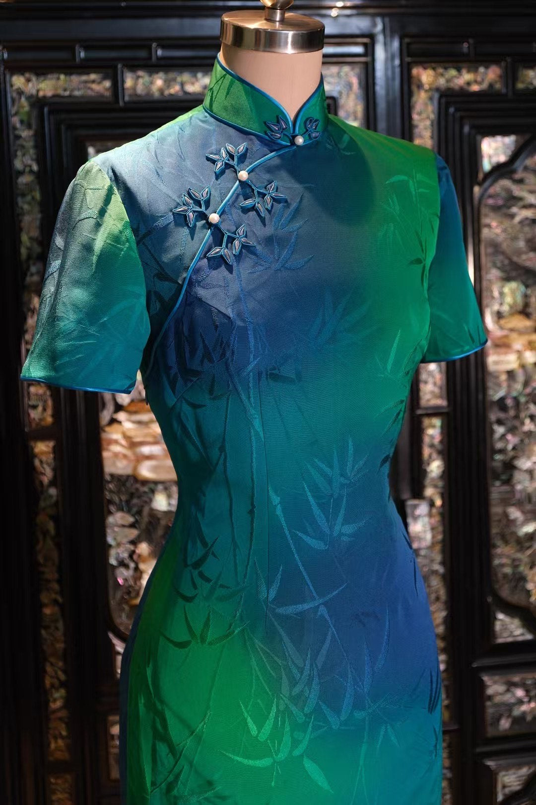 客订结缘 - 墨竹入画：青翠绿与宝石蓝渐变提花旗袍，配珠光手作盘扣 | Customized Design - Ink Bamboo Painting: Jade Green to Sapphire Blue Ombre Brocade Cheongsam with Pearlescent Frog Buttons