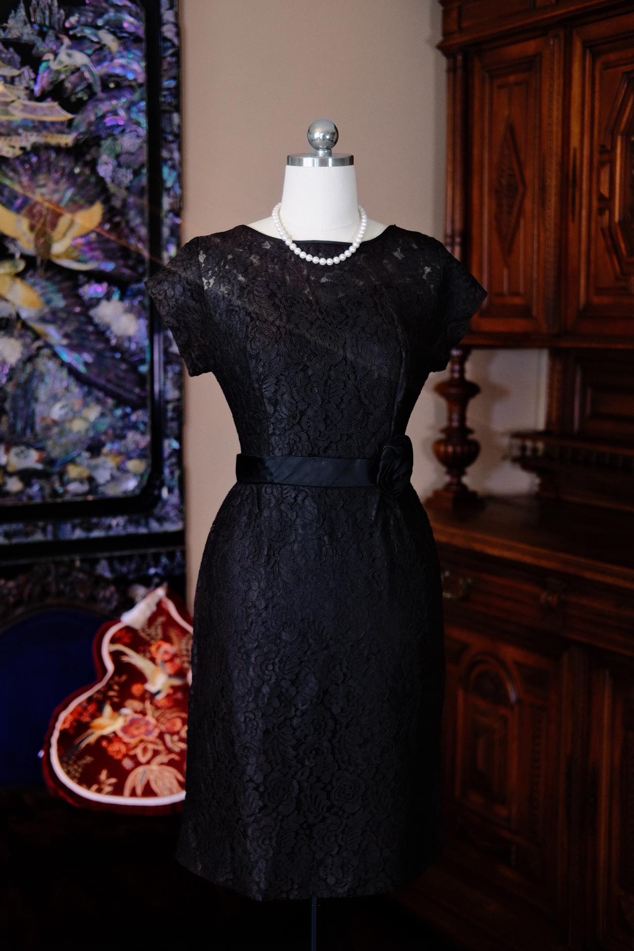 五十年代法式蕾丝连衣裙：把塞纳河畔的优雅穿在身上 | 1950s French Lace Maxi Dress: Wearing Parisian Elegance Formed Along the Seine