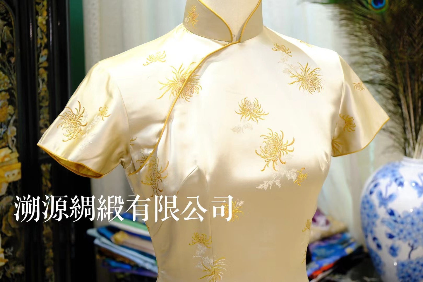 50年代 - 港工极简主义 鹅黄金菊织锦缎 精细线香绲饰 短袖三角腰 古董旗袍：【秋水芙蓉】| 1950s - Hong Kong Tailored Minimalist Goose Yellow Gold Chrysanthemum Brocade Fine Incense Piping Short-Sleeve Triangle Waist Antique Qipao: "Autumn Water Lotus"