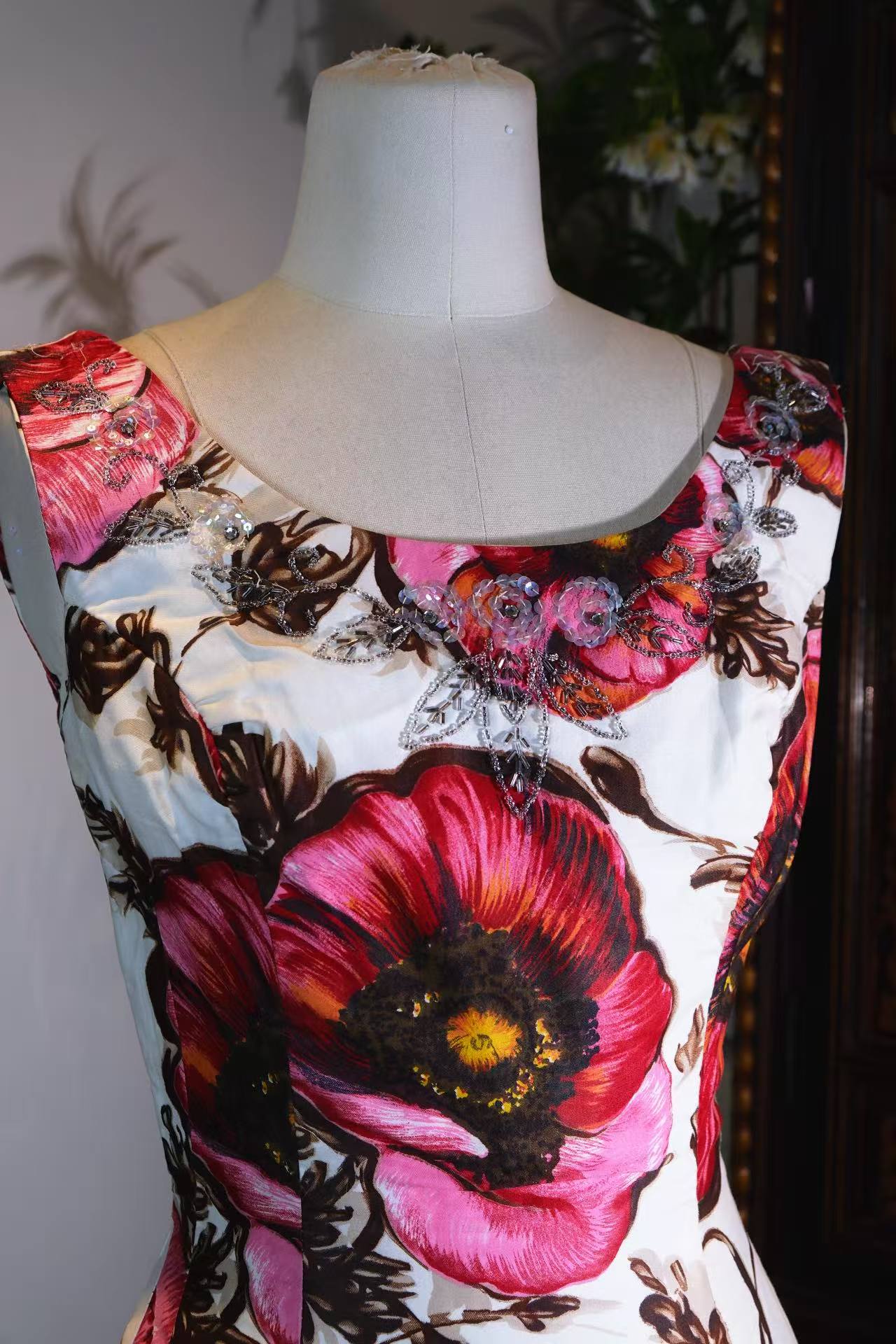 Vintage钉珠礼服 - 白缎朱华：六十年代香港手绘油画法绣钉珠礼服裙 | Vintage Beaded Dress - Crimson Blooms on White Satin: A 1960s Hong Kong Hand-Painted and Beaded Evening Gown