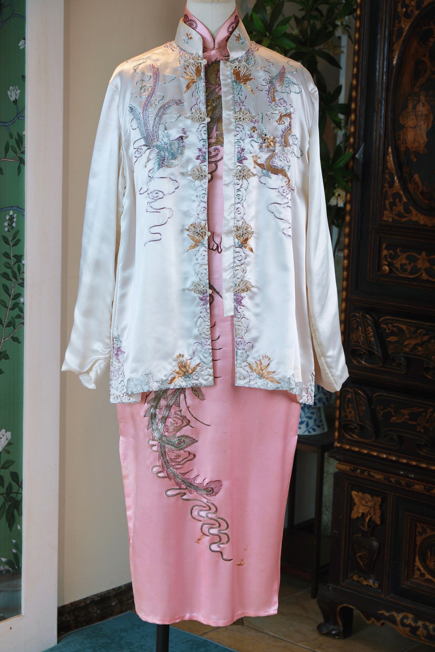 50年代 - 五十年代梅花牌龙凤呈祥旗袍短褂套装：粤绣盘金绣技艺与东方美学的古董遗珍 | 1950s - 1950s "Plum Blossom" Brand Dragon &amp; Phoenix Suit: An Archival Treasure of Yue Embroidery and Oriental Aesthetics