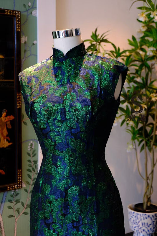 60年代 -【塞纳河之夜】蓝影碧波：孔雀绿闪光提花无袖旗袍 | 1960s - "The Seine at Night": Blue Shadow and Emerald Ripples – Peacock Glint Jacquard Sleeveless Cheongsam