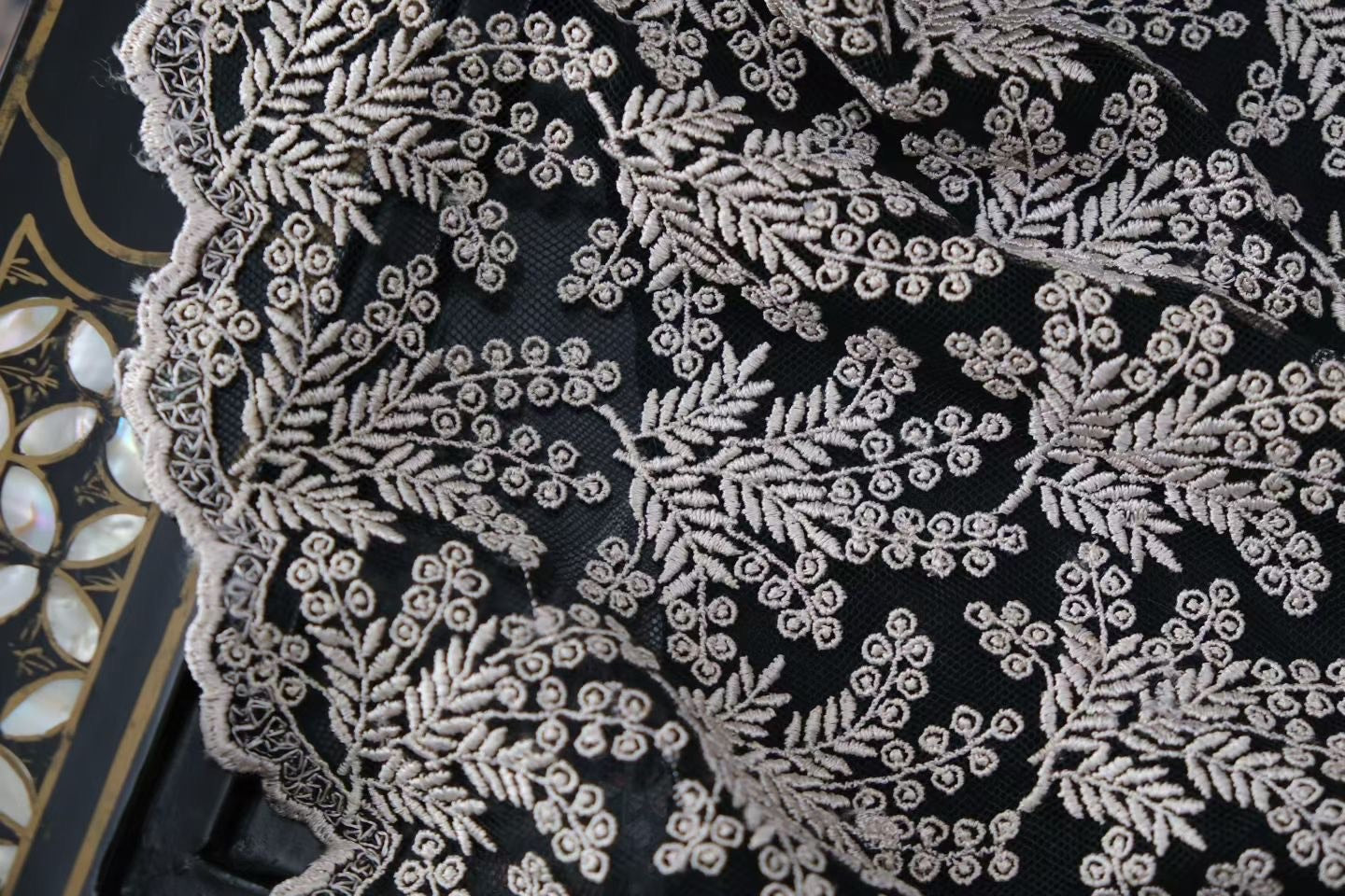 60年代 - 「墨纱为骨，蕾丝作绣」：六十年代机绣蕾丝抽象植物纹古董港式旗袍 / 1960s - "Ink Tulle & Lace Cipher": A 1960s Hong Kong Vintage Qipao with Machine-Embroidered Lace and Abstract Botanical Motifs