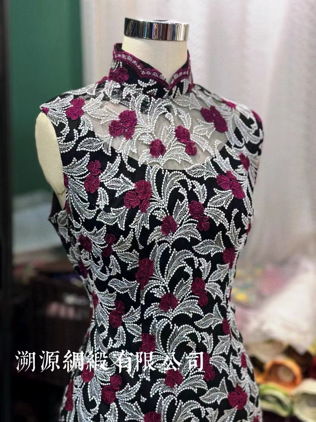 60年代 - 香江风华：60年代 梅子织银刺绣蕾丝挖肩无袖古董港式旗袍 | 1960s - A Stunning Vintage 1960s Hong Kong Style Qipao/Cheongsam with Plum and Silver Embroidered Lace, Illusion Neckline, and Sleeveless Cut